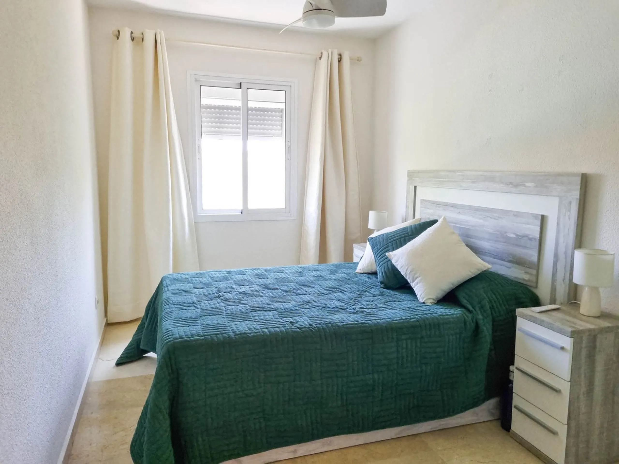 Discover this charming 3-bedroom townhouse located in Marina de Casares, one of the most pleasant and peaceful residential areas of Casares Playa. With a built area of 127 m² and an additional 91 m² of terraces, this home offers space, functionality, and 