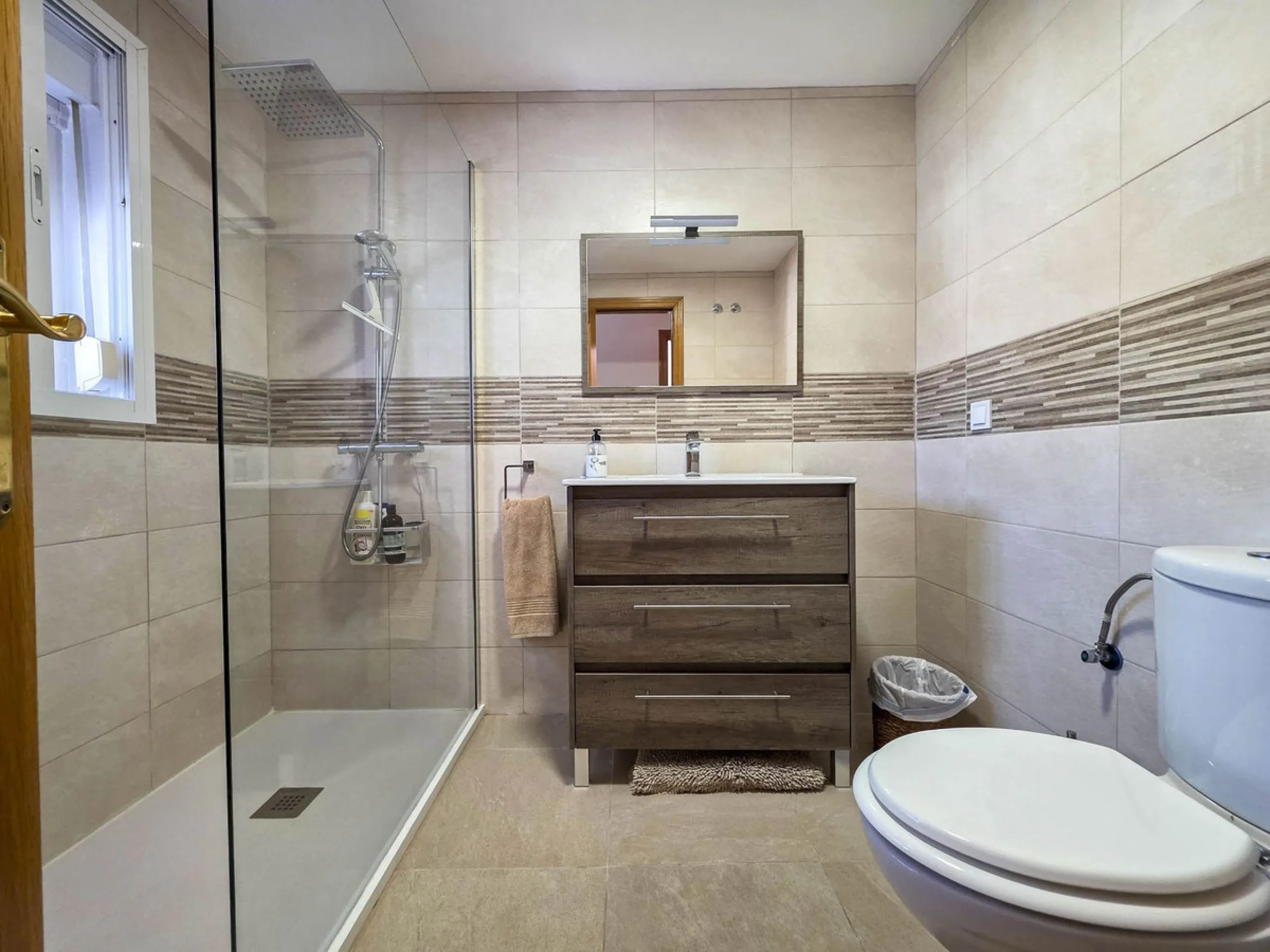 Discover this charming 3-bedroom townhouse located in Marina de Casares, one of the most pleasant and peaceful residential areas of Casares Playa. With a built area of 127 m² and an additional 91 m² of terraces, this home offers space, functionality, and 