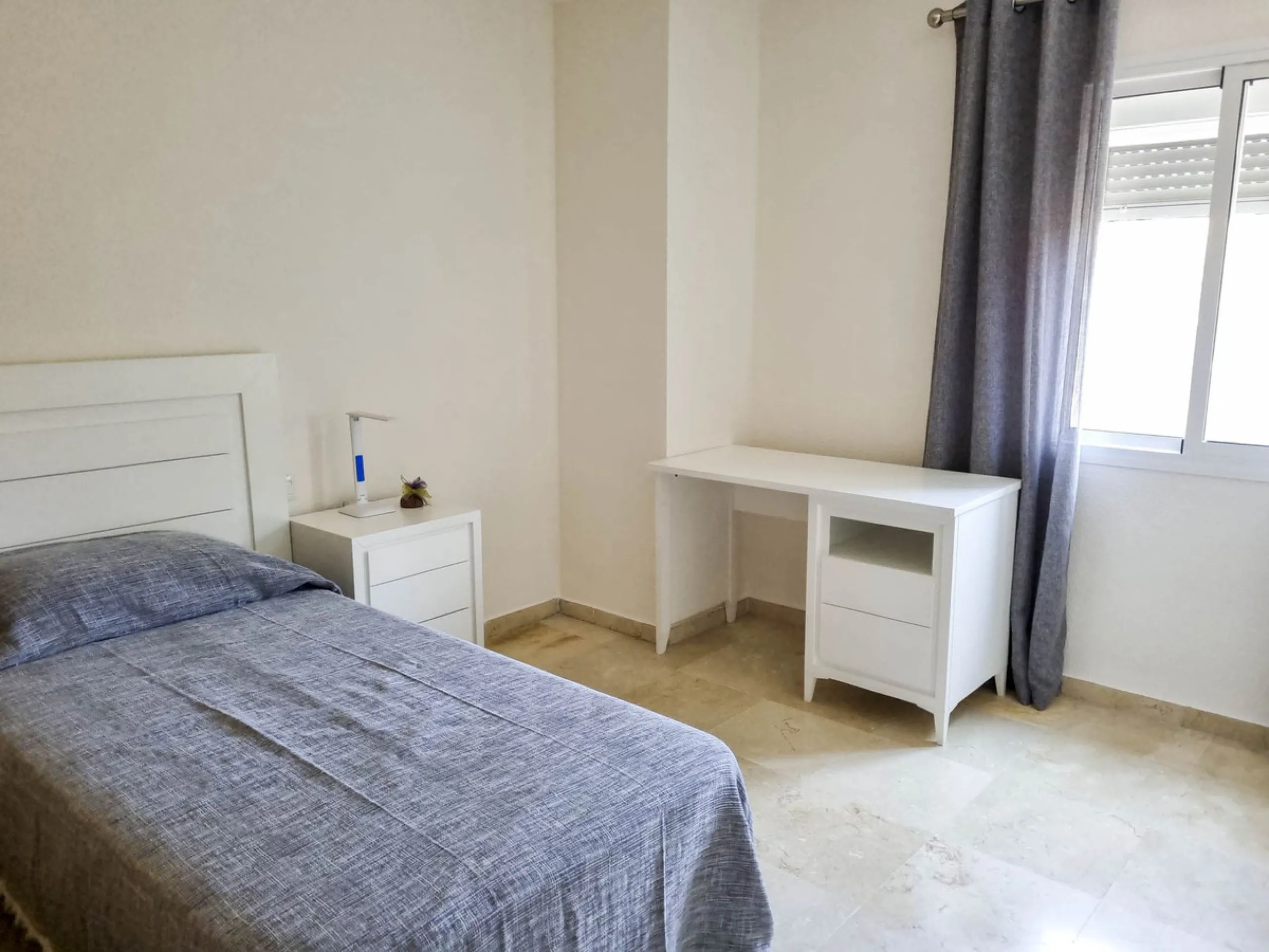 Discover this charming 3-bedroom townhouse located in Marina de Casares, one of the most pleasant and peaceful residential areas of Casares Playa. With a built area of 127 m² and an additional 91 m² of terraces, this home offers space, functionality, and 