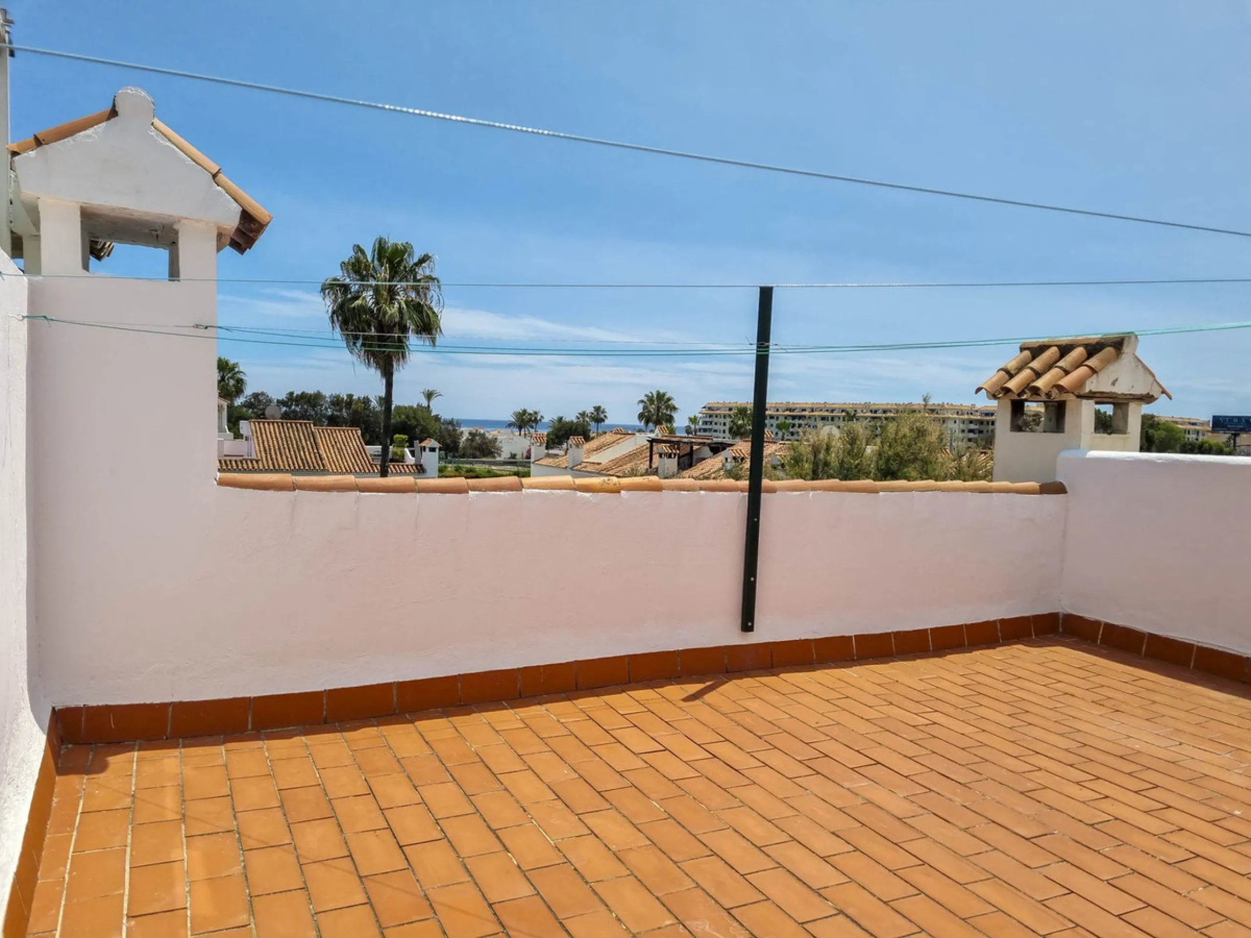 Discover this charming 3-bedroom townhouse located in Marina de Casares, one of the most pleasant and peaceful residential areas of Casares Playa. With a built area of 127 m² and an additional 91 m² of terraces, this home offers space, functionality, and 