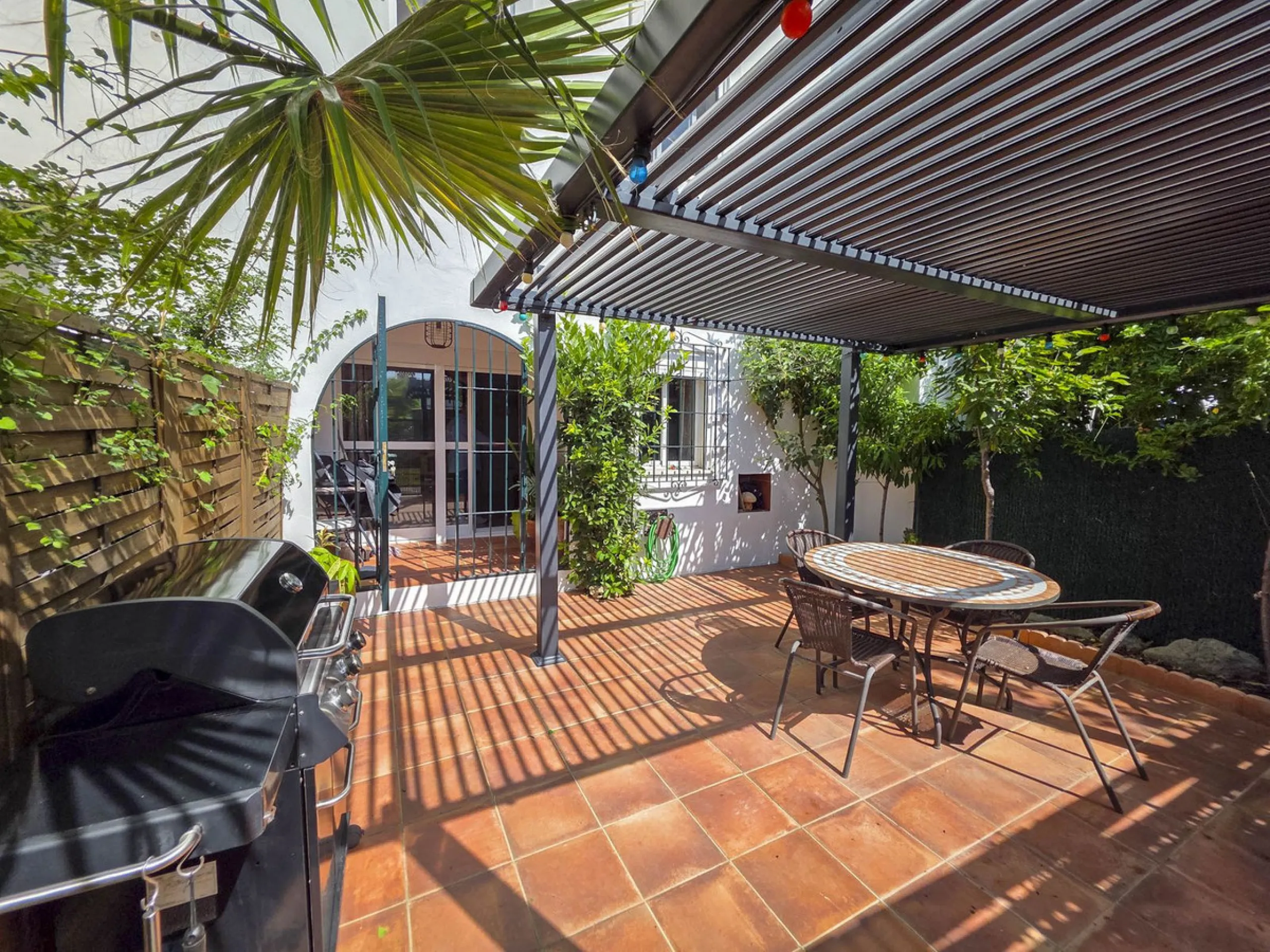 Discover this charming 3-bedroom townhouse located in Marina de Casares, one of the most pleasant and peaceful residential areas of Casares Playa. With a built area of 127 m² and an additional 91 m² of terraces, this home offers space, functionality, and 