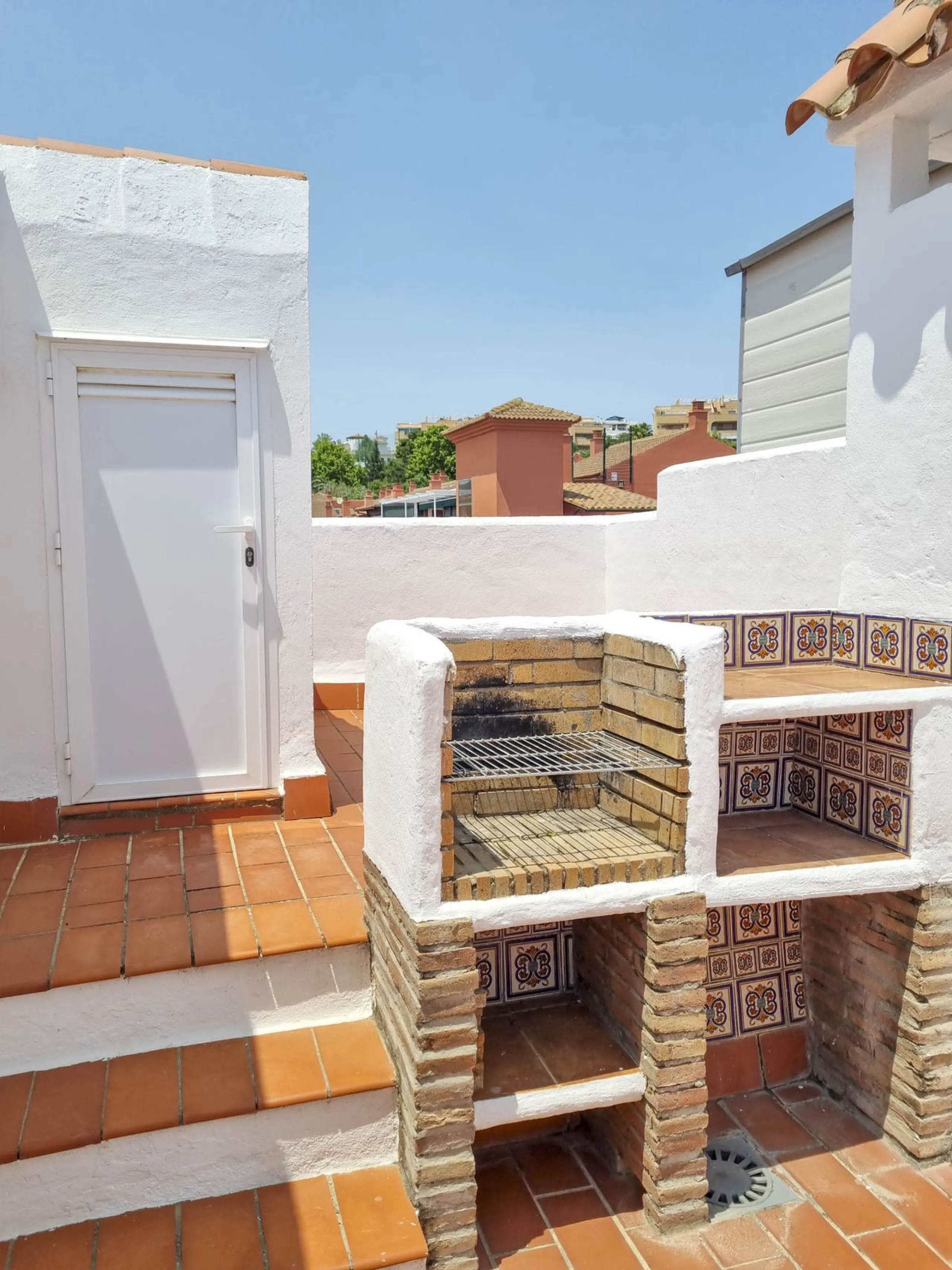 Discover this charming 3-bedroom townhouse located in Marina de Casares, one of the most pleasant and peaceful residential areas of Casares Playa. With a built area of 127 m² and an additional 91 m² of terraces, this home offers space, functionality, and 