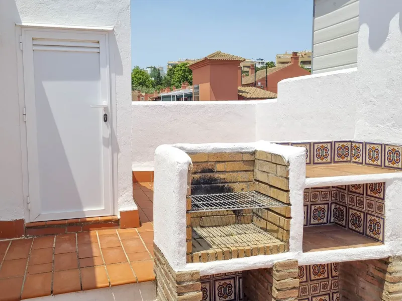 Discover this charming 3-bedroom townhouse located in Marina de Casares, one of the most pleasant and peaceful residential areas of Casares Playa. With a built area of 127 m² and an additional 91 m² of terraces, this home offers space, functionality, and 