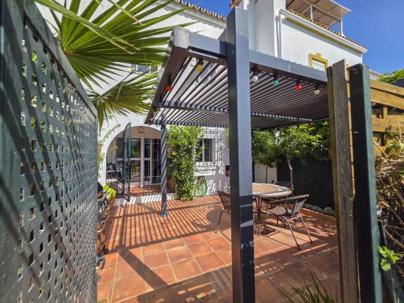 Discover this charming 3-bedroom townhouse located in Marina de Casares, one of the most pleasant and peaceful residential areas of Casares Playa. With a built area of 127 m² and an additional 91 m² of terraces, this home offers space, functionality, and 