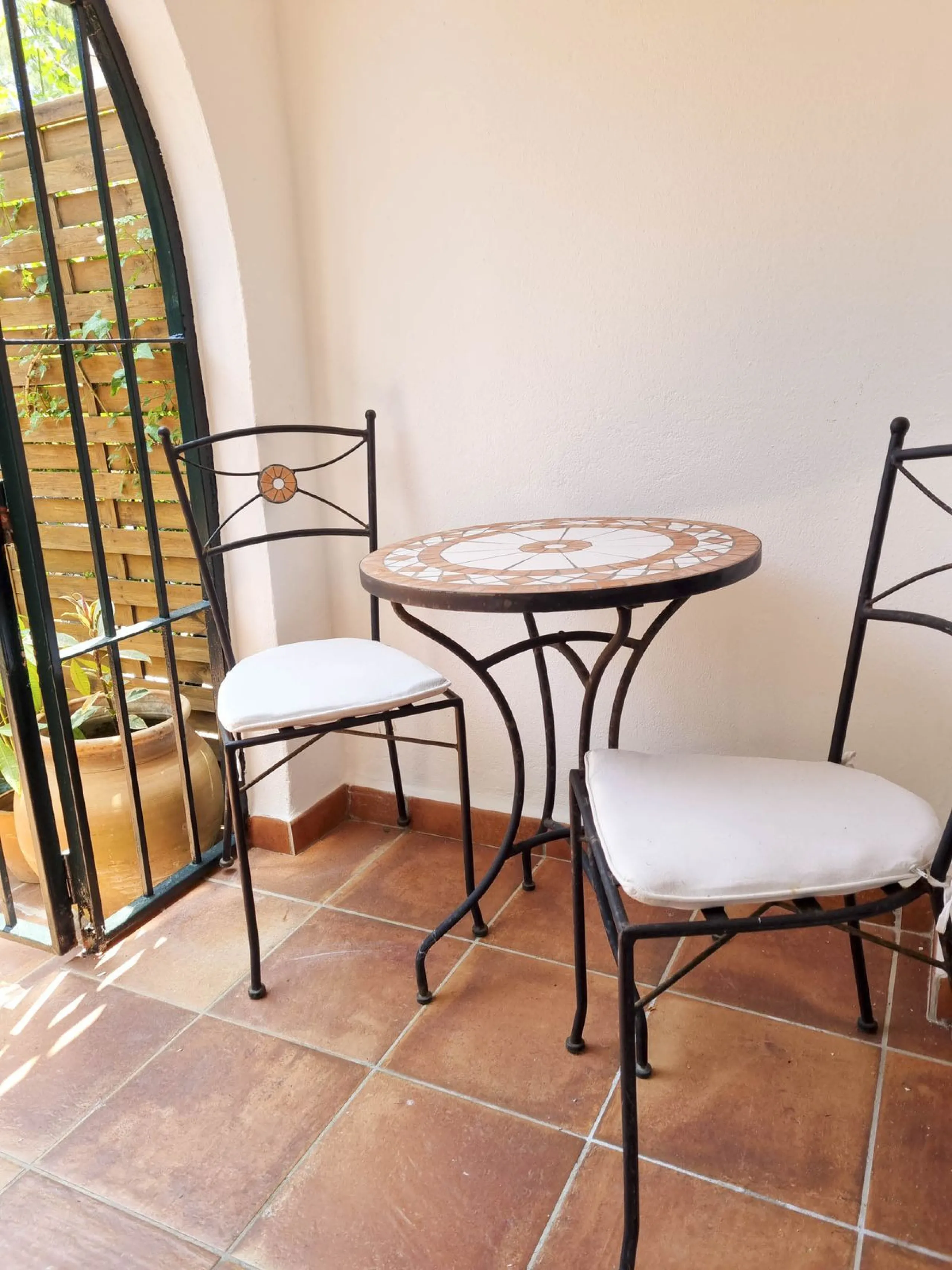 Discover this charming 3-bedroom townhouse located in Marina de Casares, one of the most pleasant and peaceful residential areas of Casares Playa. With a built area of 127 m² and an additional 91 m² of terraces, this home offers space, functionality, and 