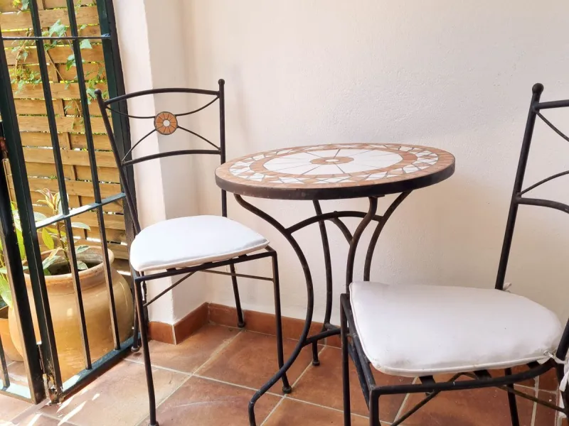 Discover this charming 3-bedroom townhouse located in Marina de Casares, one of the most pleasant and peaceful residential areas of Casares Playa. With a built area of 127 m² and an additional 91 m² of terraces, this home offers space, functionality, and 
