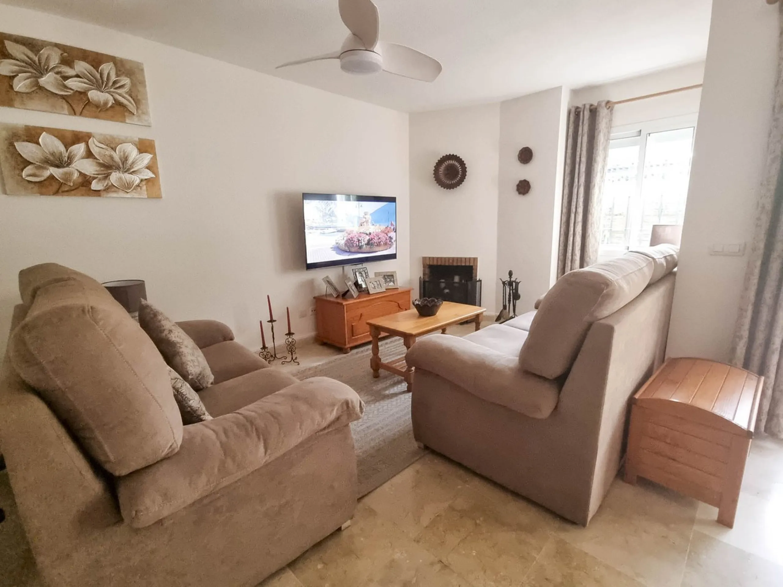 Discover this charming 3-bedroom townhouse located in Marina de Casares, one of the most pleasant and peaceful residential areas of Casares Playa. With a built area of 127 m² and an additional 91 m² of terraces, this home offers space, functionality, and 