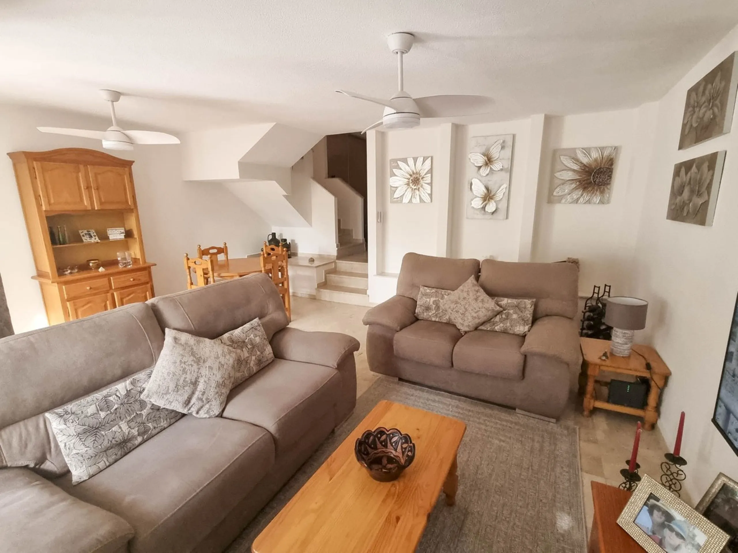 Discover this charming 3-bedroom townhouse located in Marina de Casares, one of the most pleasant and peaceful residential areas of Casares Playa. With a built area of 127 m² and an additional 91 m² of terraces, this home offers space, functionality, and 
