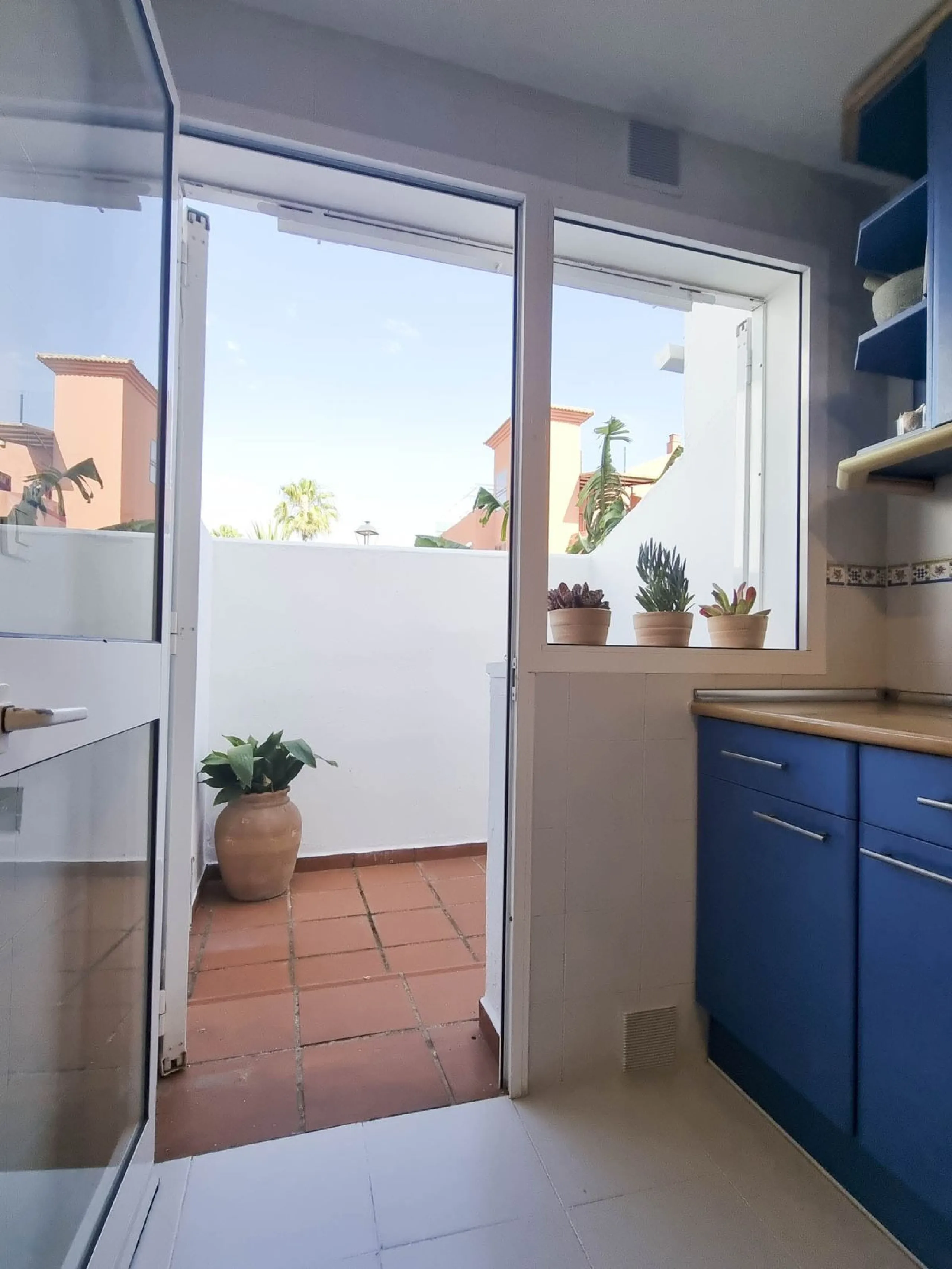 Discover this charming 3-bedroom townhouse located in Marina de Casares, one of the most pleasant and peaceful residential areas of Casares Playa. With a built area of 127 m² and an additional 91 m² of terraces, this home offers space, functionality, and 