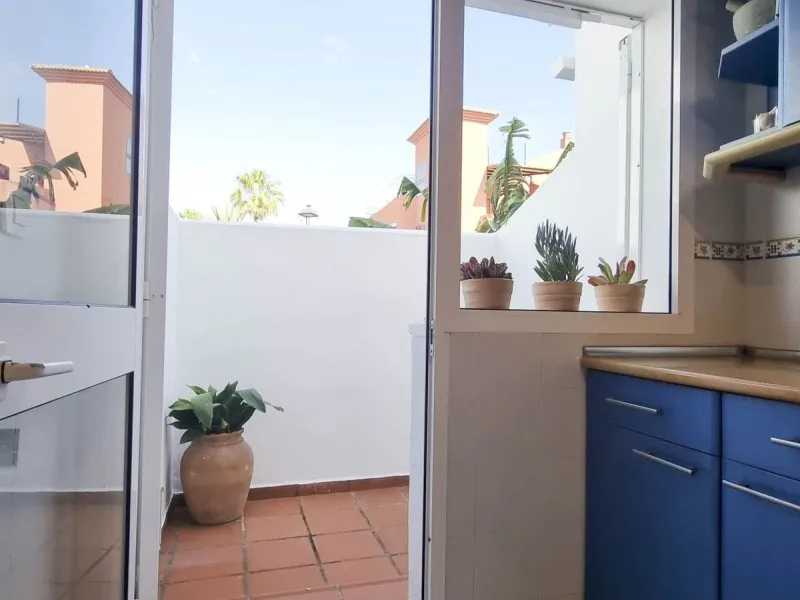 Discover this charming 3-bedroom townhouse located in Marina de Casares, one of the most pleasant and peaceful residential areas of Casares Playa. With a built area of 127 m² and an additional 91 m² of terraces, this home offers space, functionality, and 