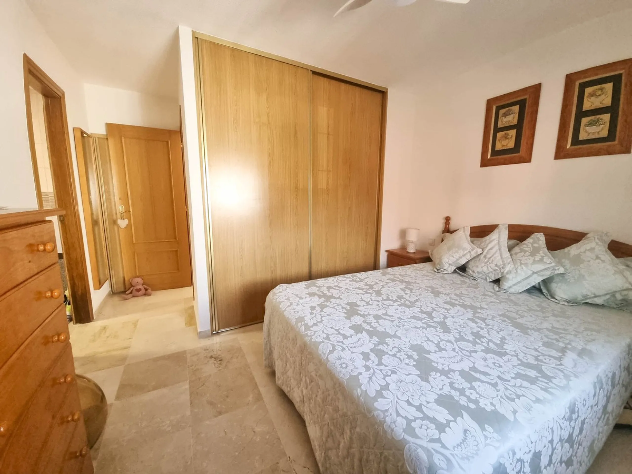 Discover this charming 3-bedroom townhouse located in Marina de Casares, one of the most pleasant and peaceful residential areas of Casares Playa. With a built area of 127 m² and an additional 91 m² of terraces, this home offers space, functionality, and 