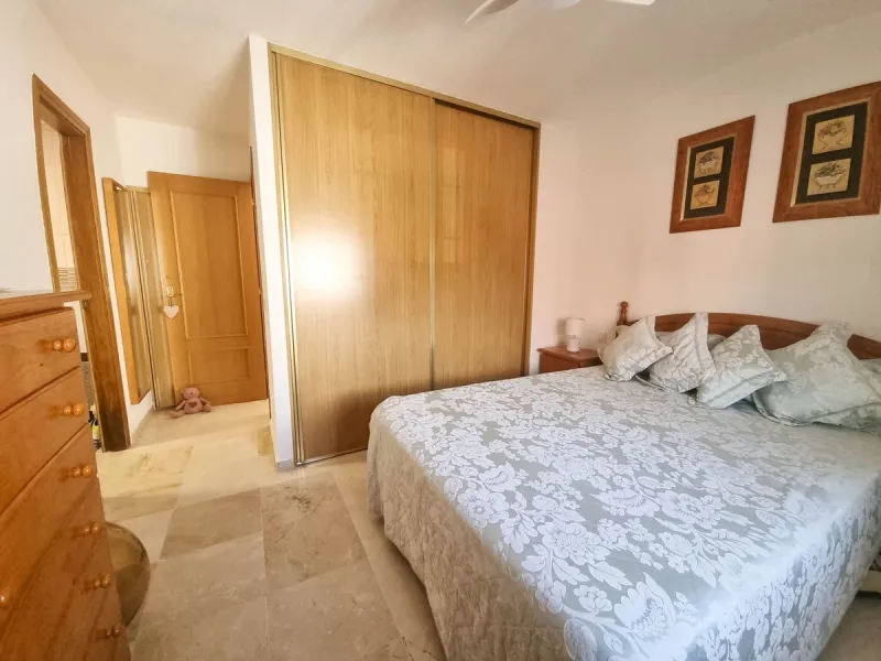 Discover this charming 3-bedroom townhouse located in Marina de Casares, one of the most pleasant and peaceful residential areas of Casares Playa. With a built area of 127 m² and an additional 91 m² of terraces, this home offers space, functionality, and 