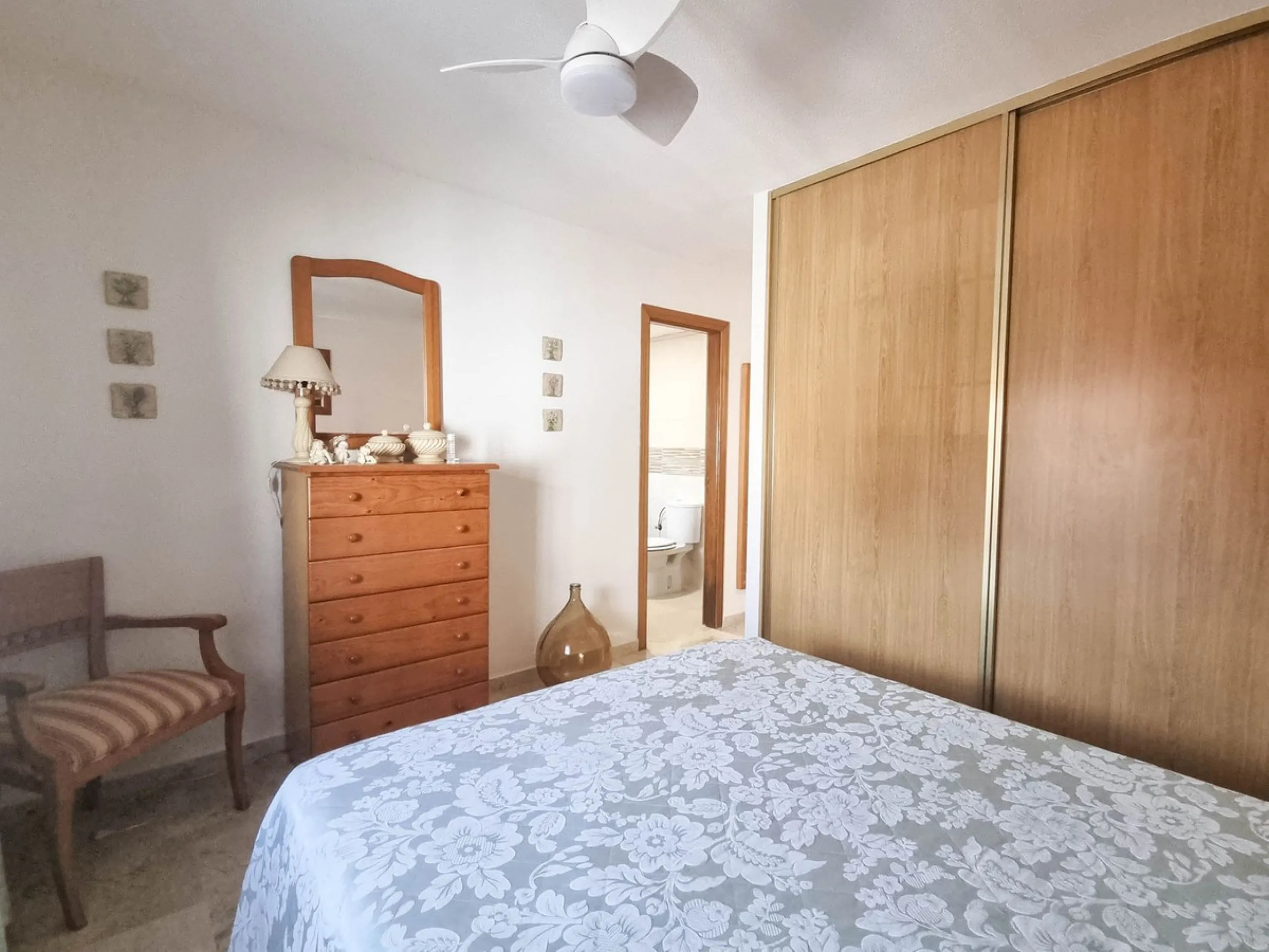 Discover this charming 3-bedroom townhouse located in Marina de Casares, one of the most pleasant and peaceful residential areas of Casares Playa. With a built area of 127 m² and an additional 91 m² of terraces, this home offers space, functionality, and 