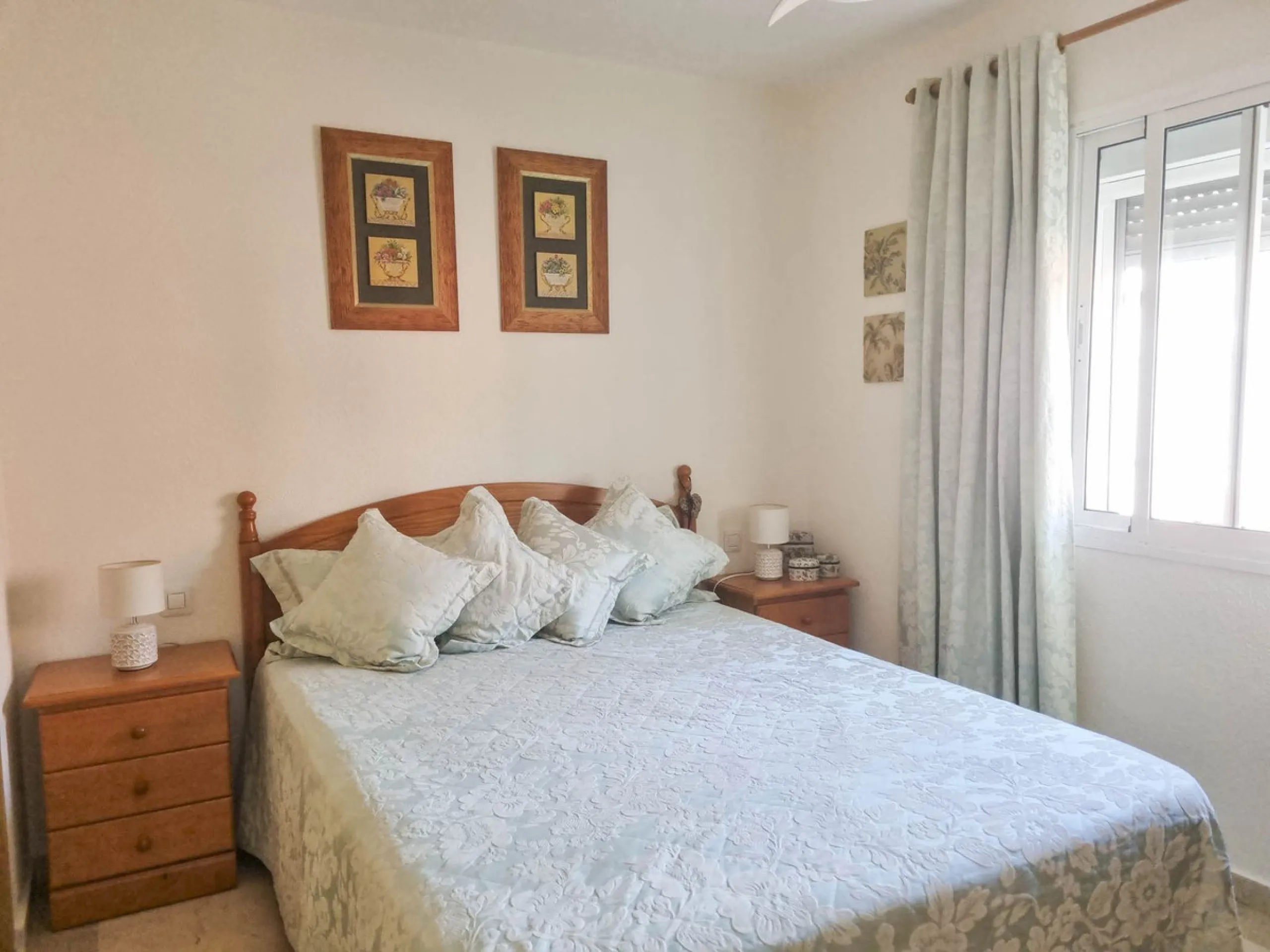 Discover this charming 3-bedroom townhouse located in Marina de Casares, one of the most pleasant and peaceful residential areas of Casares Playa. With a built area of 127 m² and an additional 91 m² of terraces, this home offers space, functionality, and 