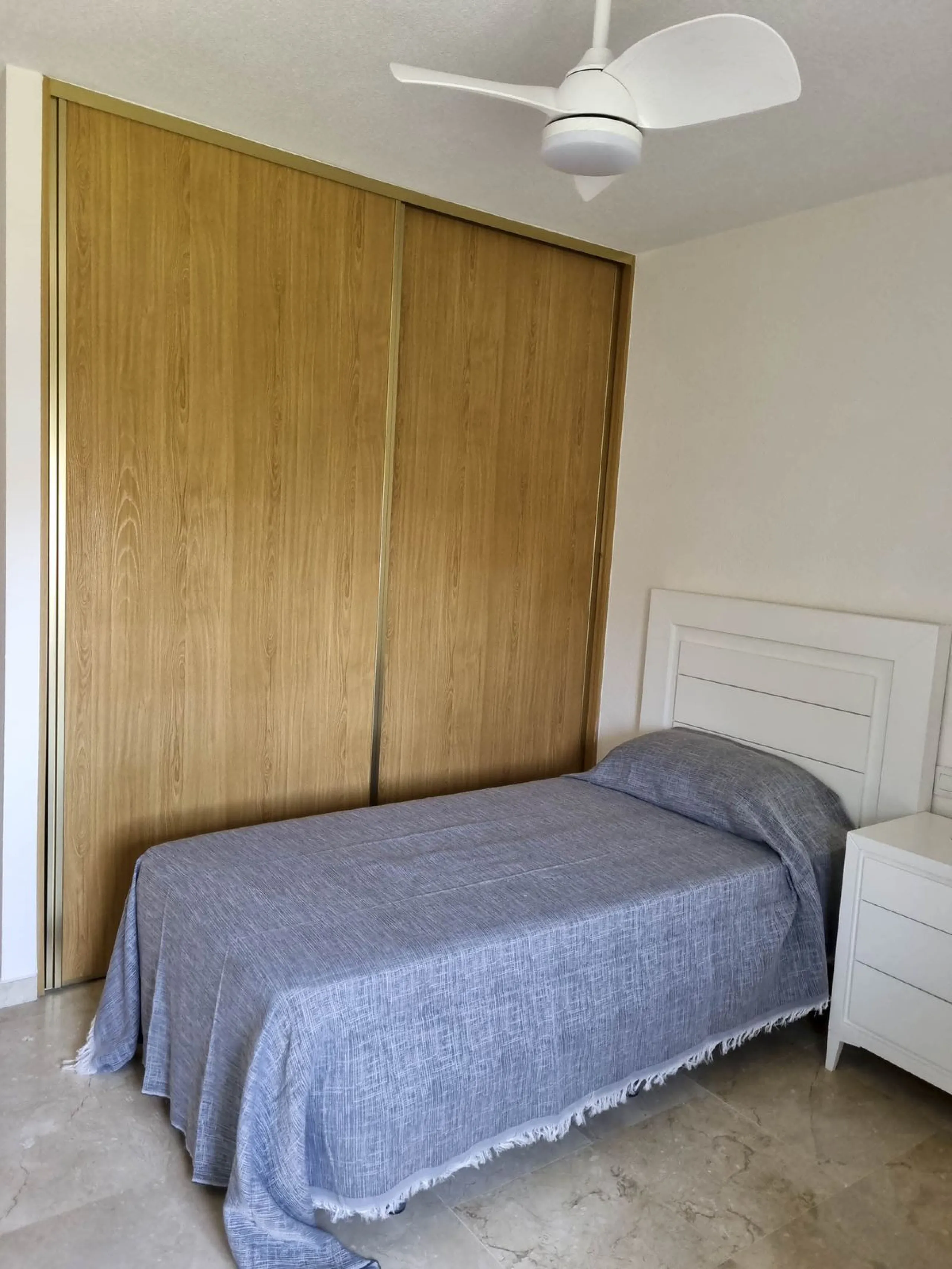Discover this charming 3-bedroom townhouse located in Marina de Casares, one of the most pleasant and peaceful residential areas of Casares Playa. With a built area of 127 m² and an additional 91 m² of terraces, this home offers space, functionality, and 