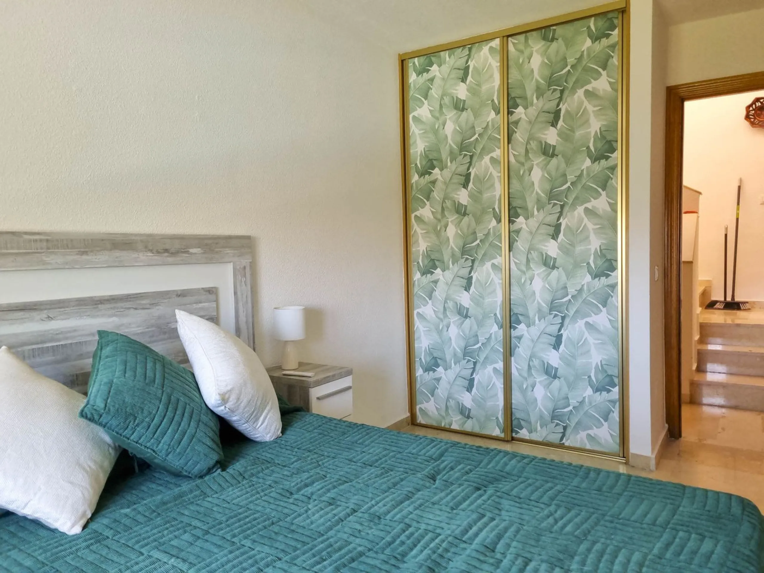 Discover this charming 3-bedroom townhouse located in Marina de Casares, one of the most pleasant and peaceful residential areas of Casares Playa. With a built area of 127 m² and an additional 91 m² of terraces, this home offers space, functionality, and 