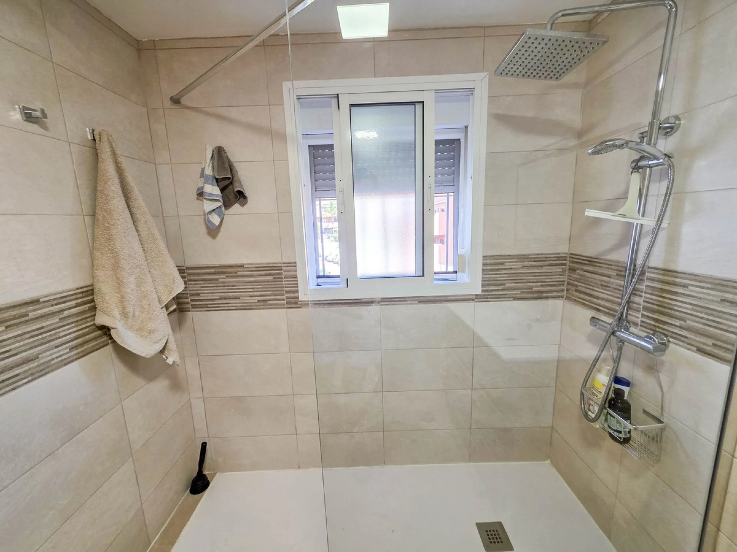 Discover this charming 3-bedroom townhouse located in Marina de Casares, one of the most pleasant and peaceful residential areas of Casares Playa. With a built area of 127 m² and an additional 91 m² of terraces, this home offers space, functionality, and 