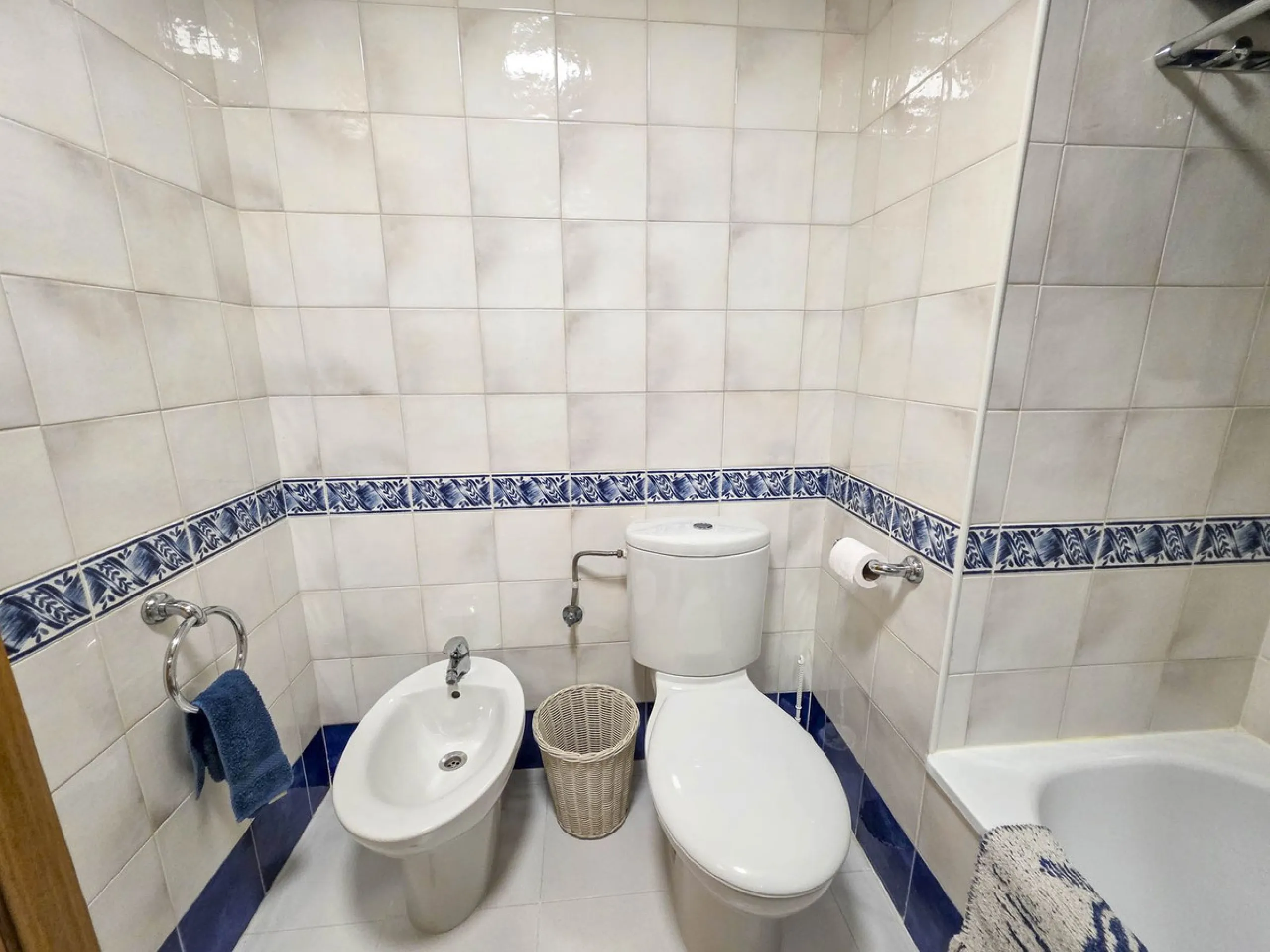 Discover this charming 3-bedroom townhouse located in Marina de Casares, one of the most pleasant and peaceful residential areas of Casares Playa. With a built area of 127 m² and an additional 91 m² of terraces, this home offers space, functionality, and 