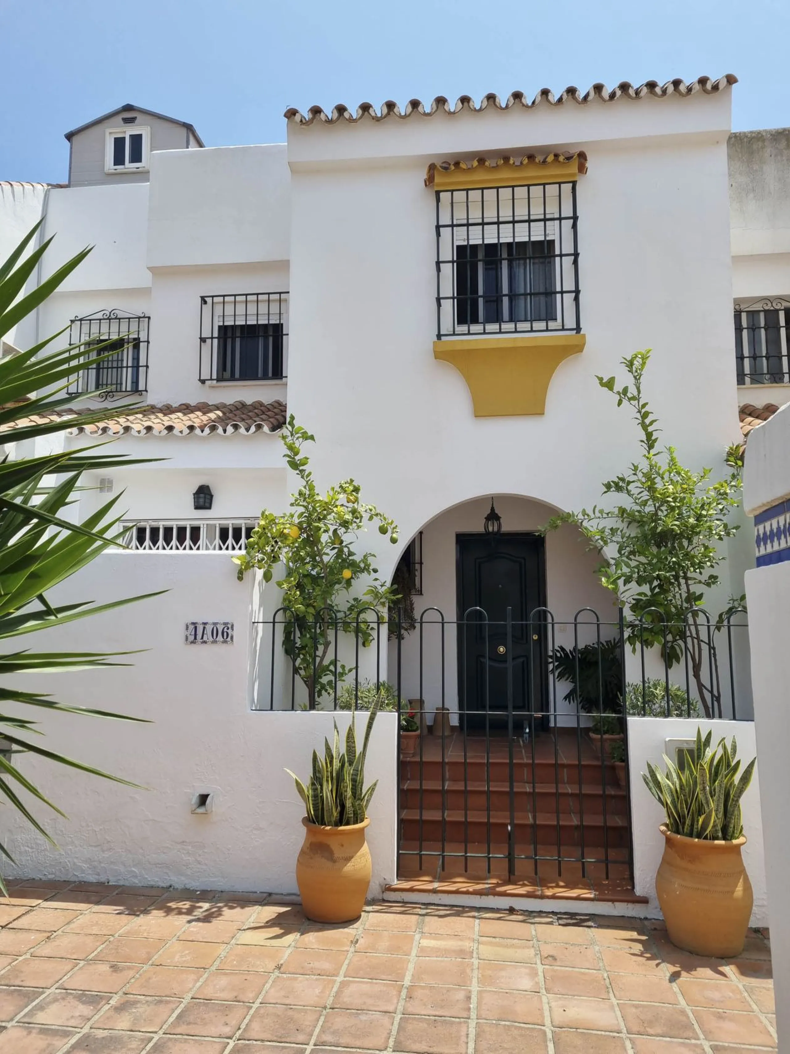 Discover this charming 3-bedroom townhouse located in Marina de Casares, one of the most pleasant and peaceful residential areas of Casares Playa. With a built area of 127 m² and an additional 91 m² of terraces, this home offers space, functionality, and 