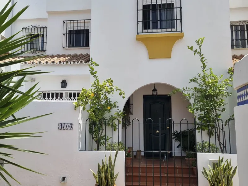 Discover this charming 3-bedroom townhouse located in Marina de Casares, one of the most pleasant and peaceful residential areas of Casares Playa. With a built area of 127 m² and an additional 91 m² of terraces, this home offers space, functionality, and 
