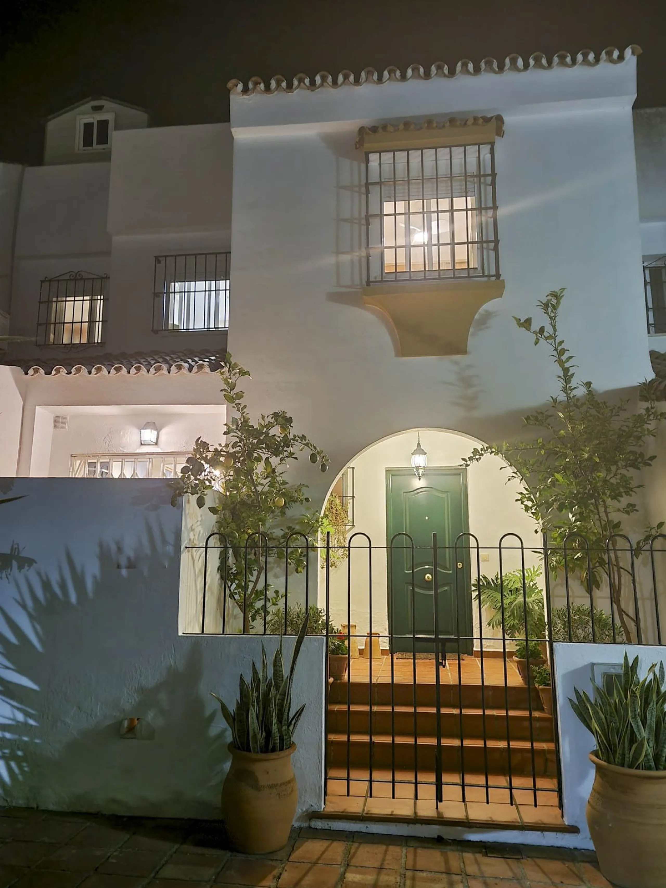 Discover this charming 3-bedroom townhouse located in Marina de Casares, one of the most pleasant and peaceful residential areas of Casares Playa. With a built area of 127 m² and an additional 91 m² of terraces, this home offers space, functionality, and 