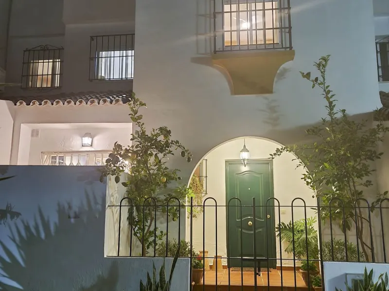 Discover this charming 3-bedroom townhouse located in Marina de Casares, one of the most pleasant and peaceful residential areas of Casares Playa. With a built area of 127 m² and an additional 91 m² of terraces, this home offers space, functionality, and 