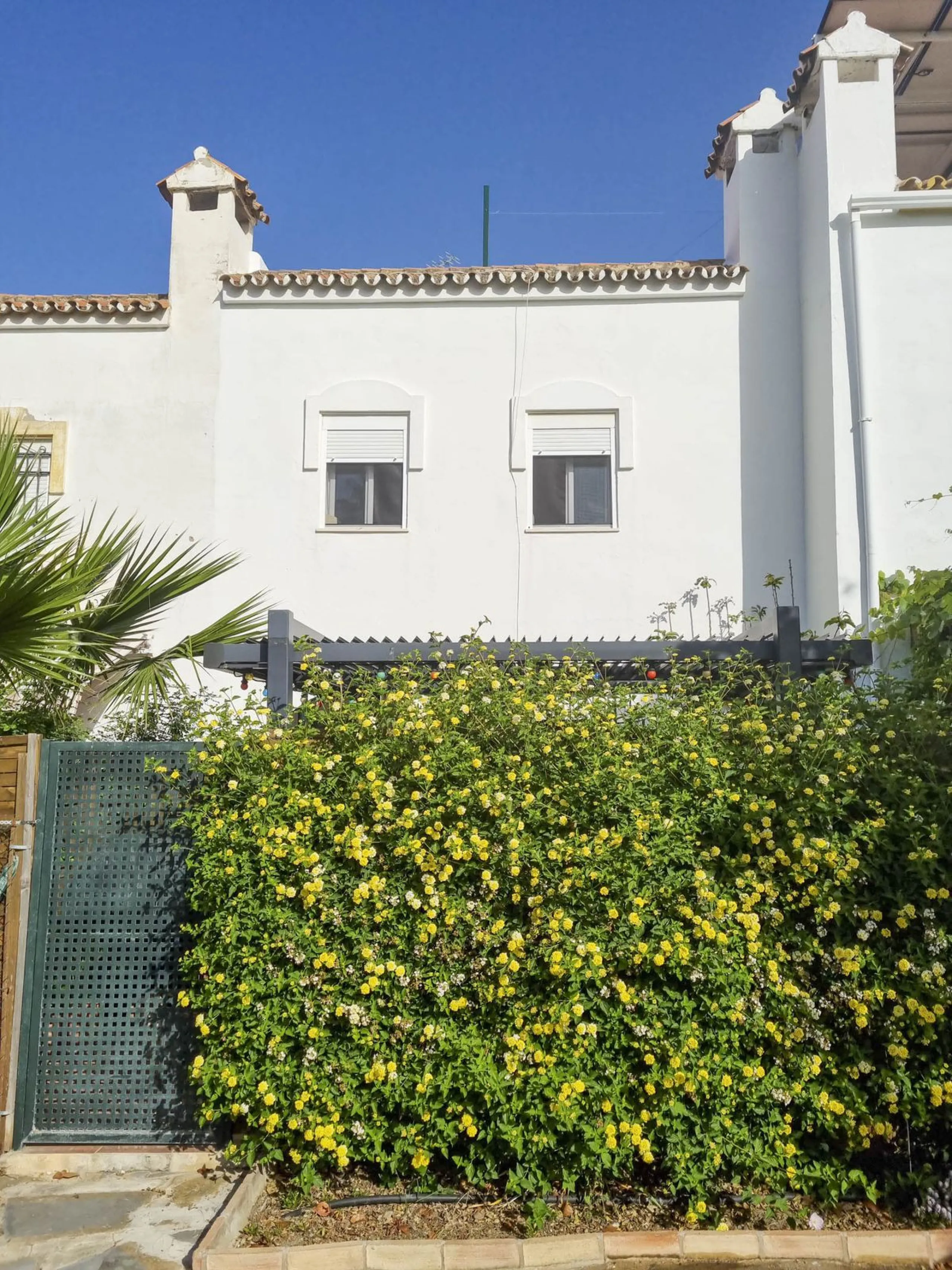 Discover this charming 3-bedroom townhouse located in Marina de Casares, one of the most pleasant and peaceful residential areas of Casares Playa. With a built area of 127 m² and an additional 91 m² of terraces, this home offers space, functionality, and 