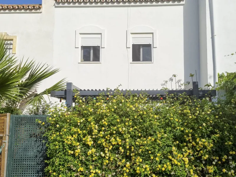Discover this charming 3-bedroom townhouse located in Marina de Casares, one of the most pleasant and peaceful residential areas of Casares Playa. With a built area of 127 m² and an additional 91 m² of terraces, this home offers space, functionality, and 