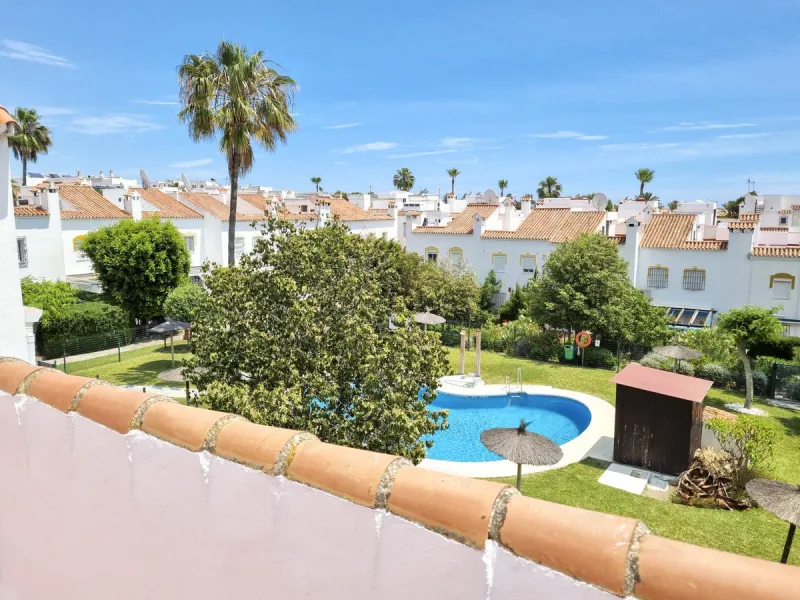 Discover this charming 3-bedroom townhouse located in Marina de Casares, one of the most pleasant and peaceful residential areas of Casares Playa. With a built area of 127 m² and an additional 91 m² of terraces, this home offers space, functionality, and 