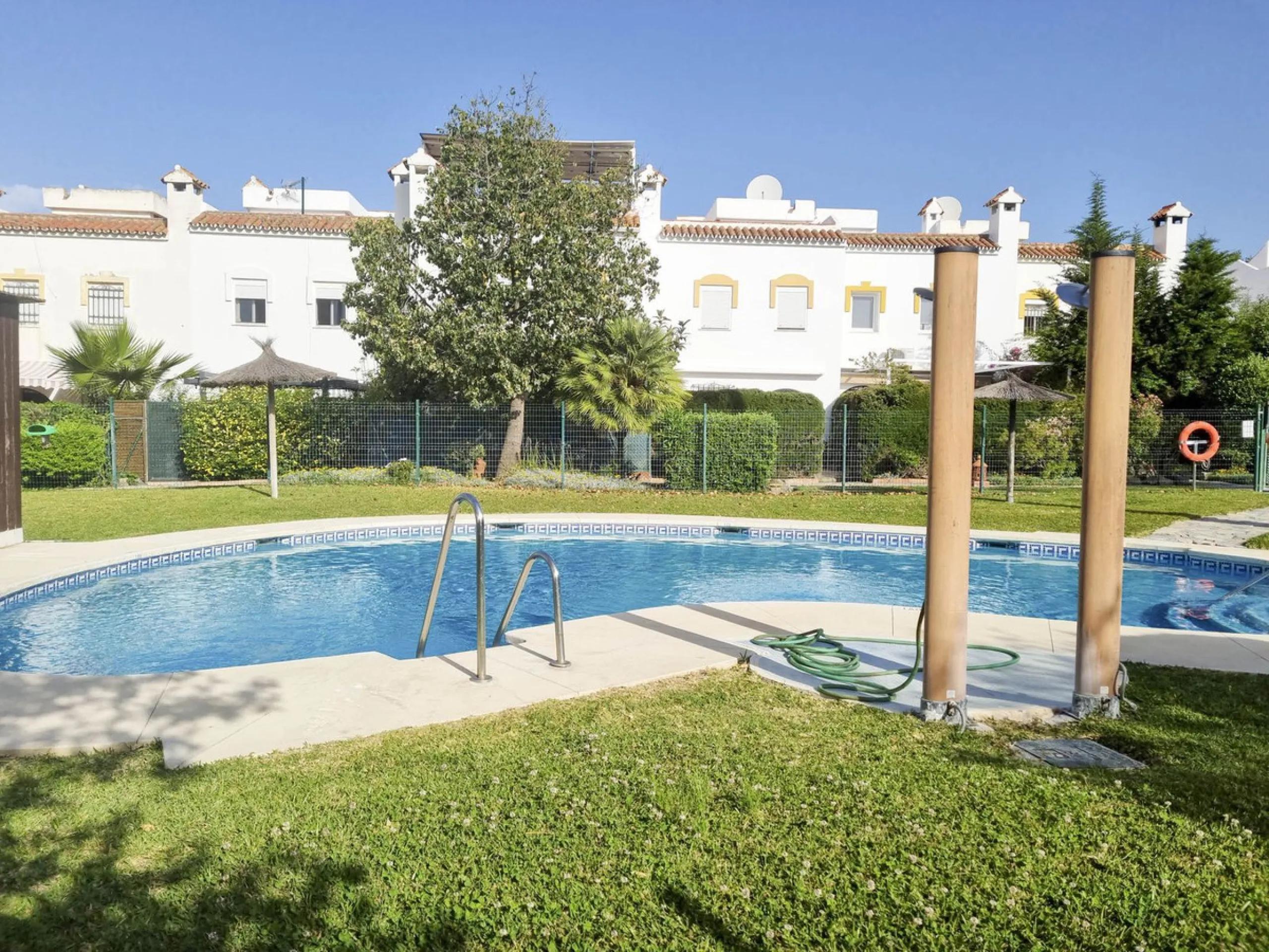 Discover this charming 3-bedroom townhouse located in Marina de Casares, one of the most pleasant and peaceful residential areas of Casares Playa. With a built area of 127 m² and an additional 91 m² of terraces, this home offers space, functionality, and 