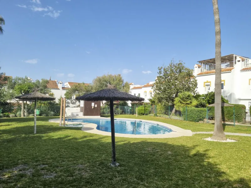 Discover this charming 3-bedroom townhouse located in Marina de Casares, one of the most pleasant and peaceful residential areas of Casares Playa. With a built area of 127 m² and an additional 91 m² of terraces, this home offers space, functionality, and 