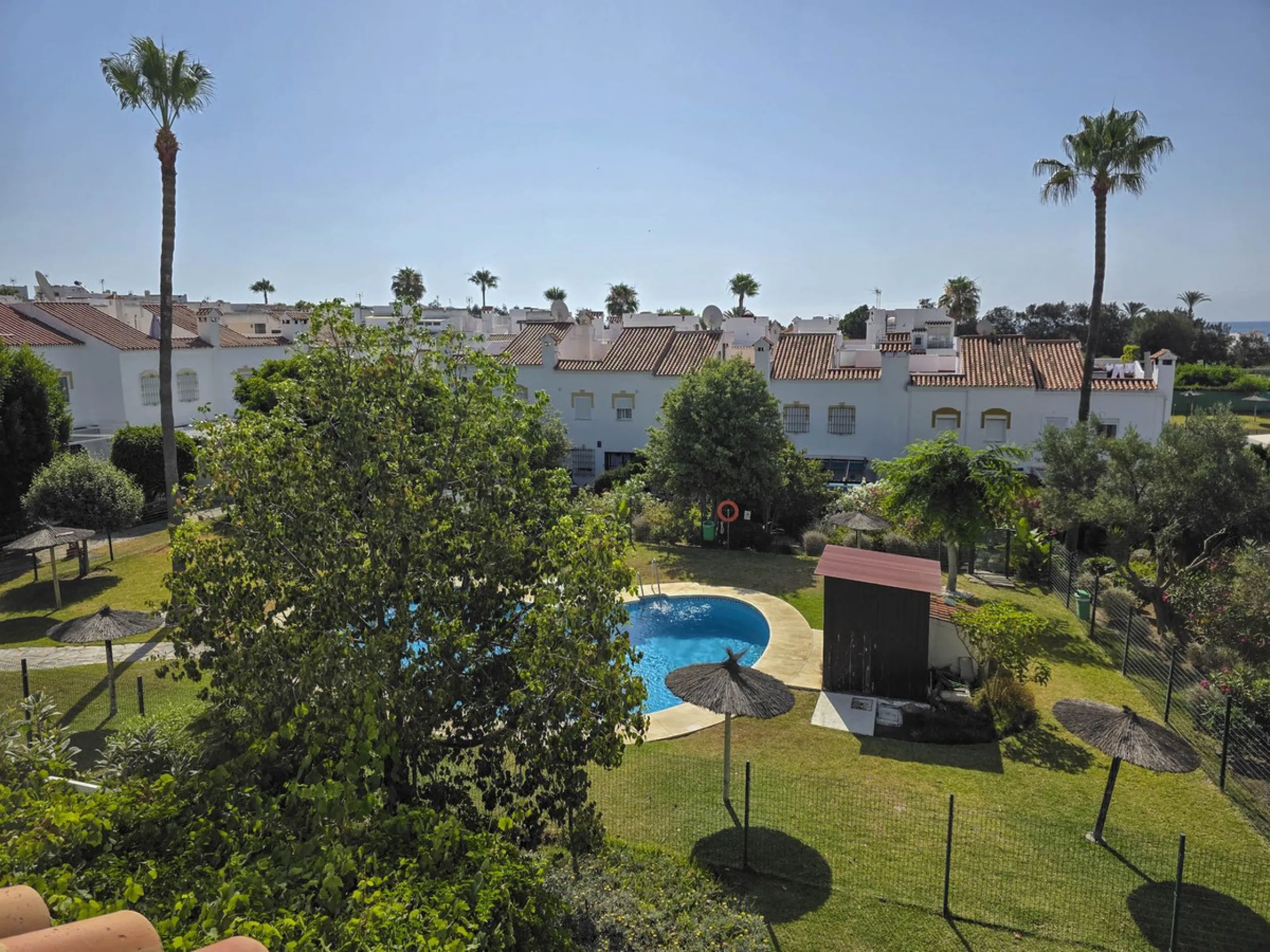 Discover this charming 3-bedroom townhouse located in Marina de Casares, one of the most pleasant and peaceful residential areas of Casares Playa. With a built area of 127 m² and an additional 91 m² of terraces, this home offers space, functionality, and 