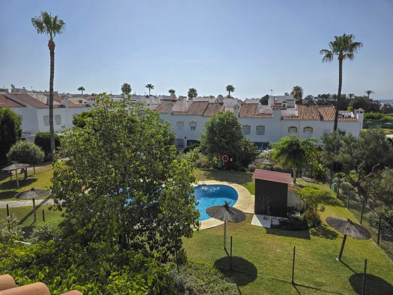 Discover this charming 3-bedroom townhouse located in Marina de Casares, one of the most pleasant and peaceful residential areas of Casares Playa. With a built area of 127 m² and an additional 91 m² of terraces, this home offers space, functionality, and 