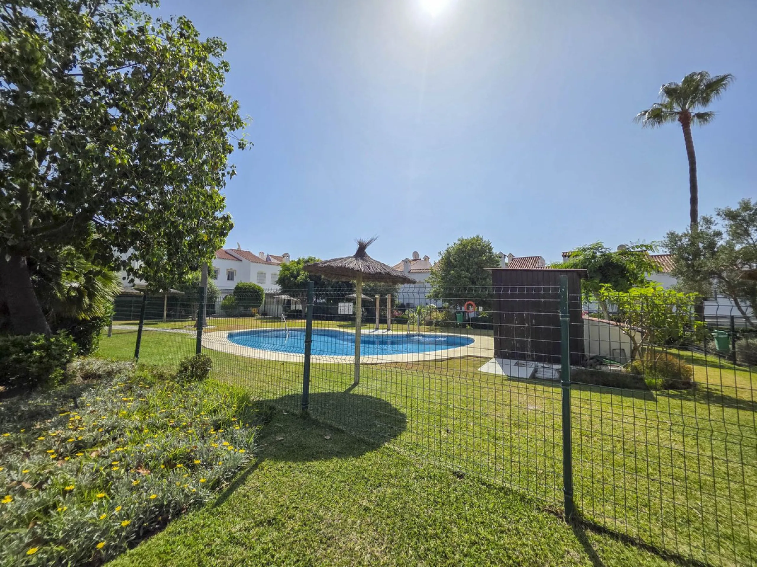 Discover this charming 3-bedroom townhouse located in Marina de Casares, one of the most pleasant and peaceful residential areas of Casares Playa. With a built area of 127 m² and an additional 91 m² of terraces, this home offers space, functionality, and 