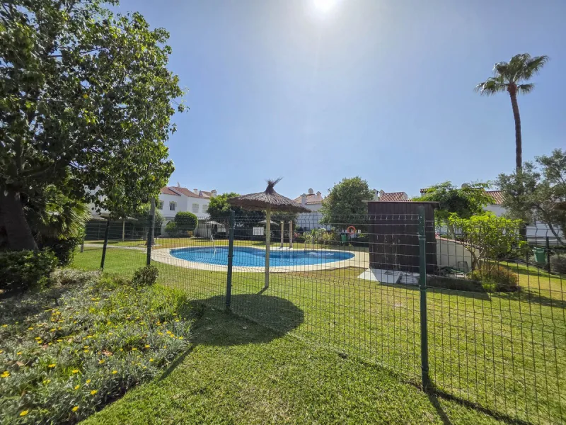Discover this charming 3-bedroom townhouse located in Marina de Casares, one of the most pleasant and peaceful residential areas of Casares Playa. With a built area of 127 m² and an additional 91 m² of terraces, this home offers space, functionality, and 