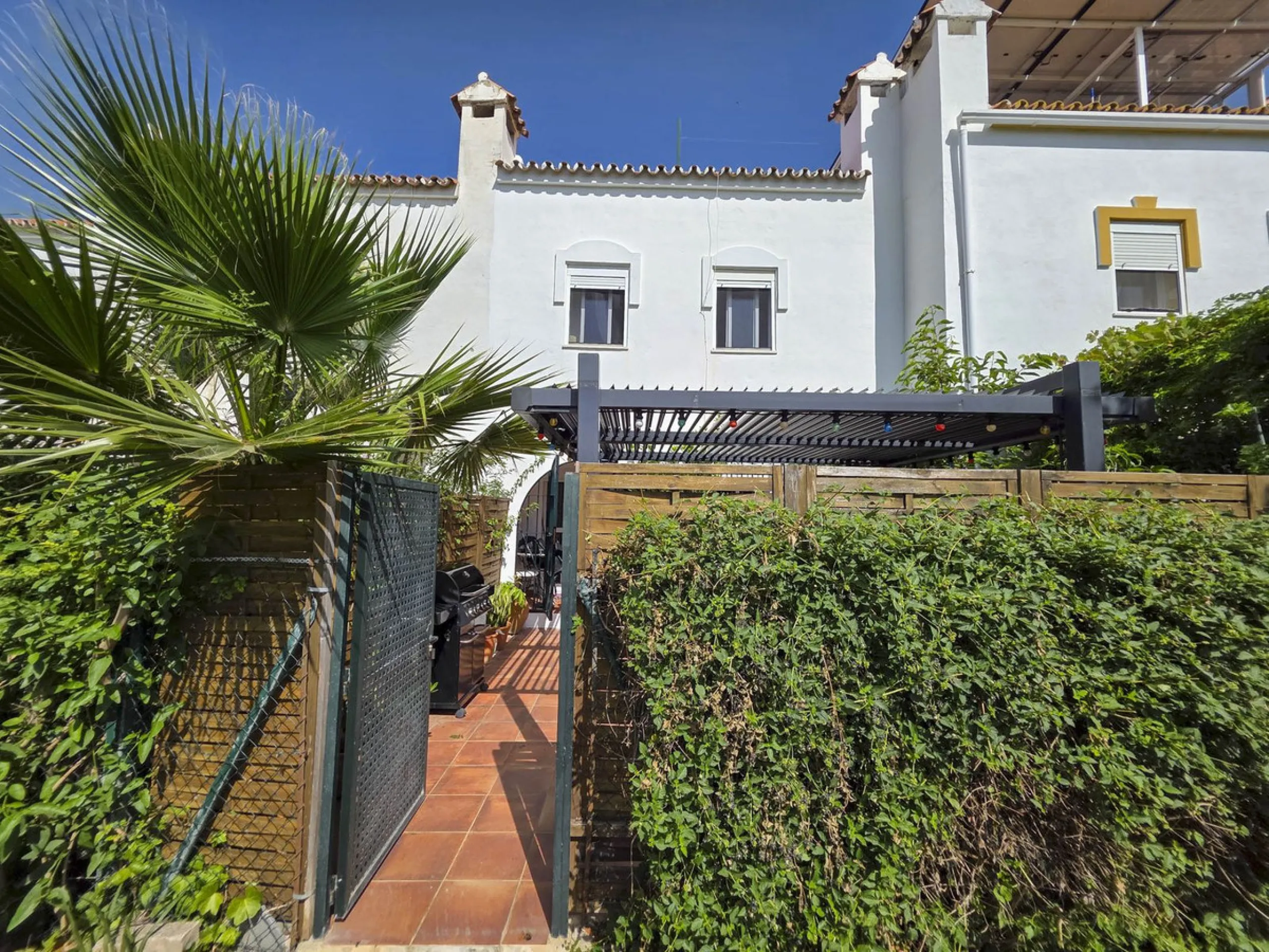 Discover this charming 3-bedroom townhouse located in Marina de Casares, one of the most pleasant and peaceful residential areas of Casares Playa. With a built area of 127 m² and an additional 91 m² of terraces, this home offers space, functionality, and 
