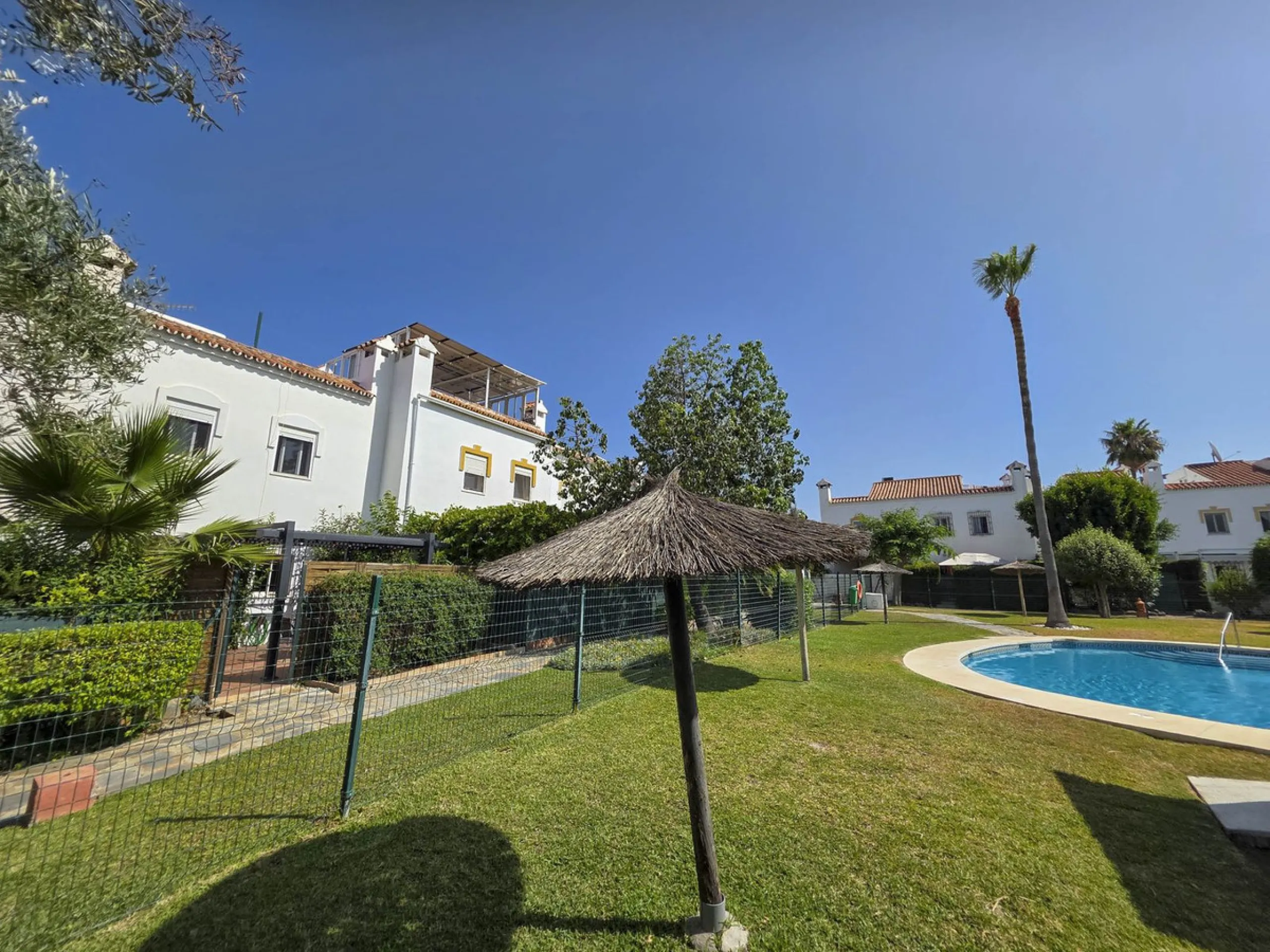 Discover this charming 3-bedroom townhouse located in Marina de Casares, one of the most pleasant and peaceful residential areas of Casares Playa. With a built area of 127 m² and an additional 91 m² of terraces, this home offers space, functionality, and 