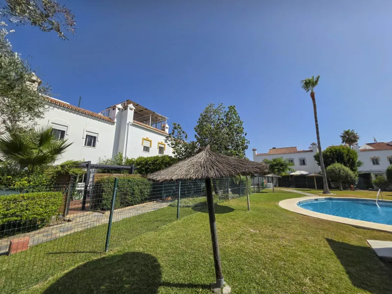 Discover this charming 3-bedroom townhouse located in Marina de Casares, one of the most pleasant and peaceful residential areas of Casares Playa. With a built area of 127 m² and an additional 91 m² of terraces, this home offers space, functionality, and 