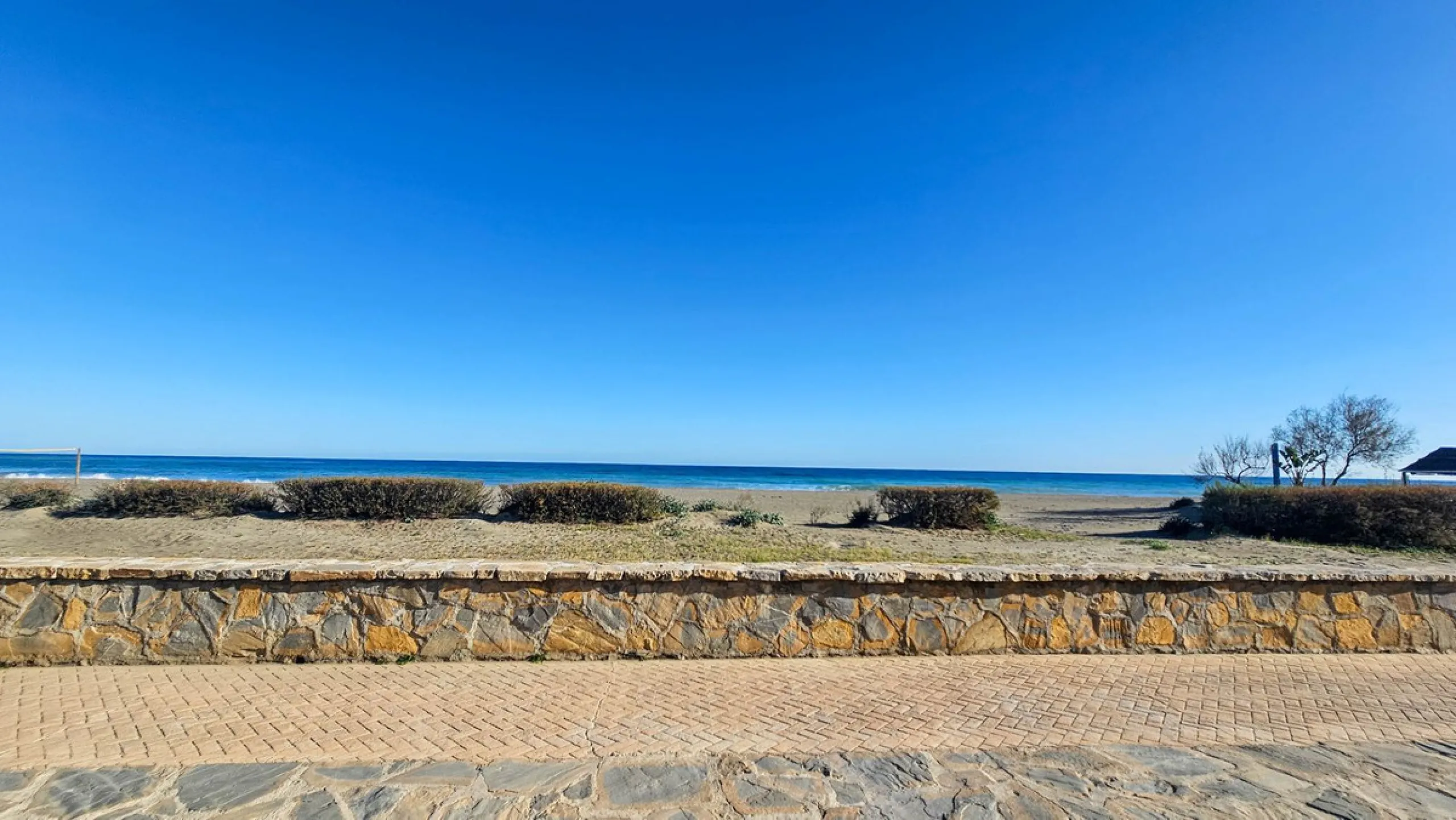 Discover this charming 3-bedroom townhouse located in Marina de Casares, one of the most pleasant and peaceful residential areas of Casares Playa. With a built area of 127 m² and an additional 91 m² of terraces, this home offers space, functionality, and 