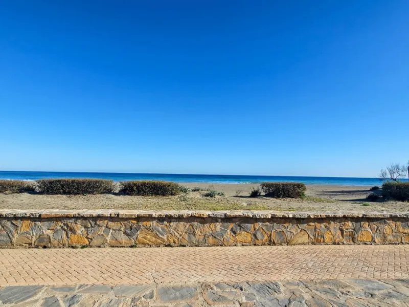 Discover this charming 3-bedroom townhouse located in Marina de Casares, one of the most pleasant and peaceful residential areas of Casares Playa. With a built area of 127 m² and an additional 91 m² of terraces, this home offers space, functionality, and 