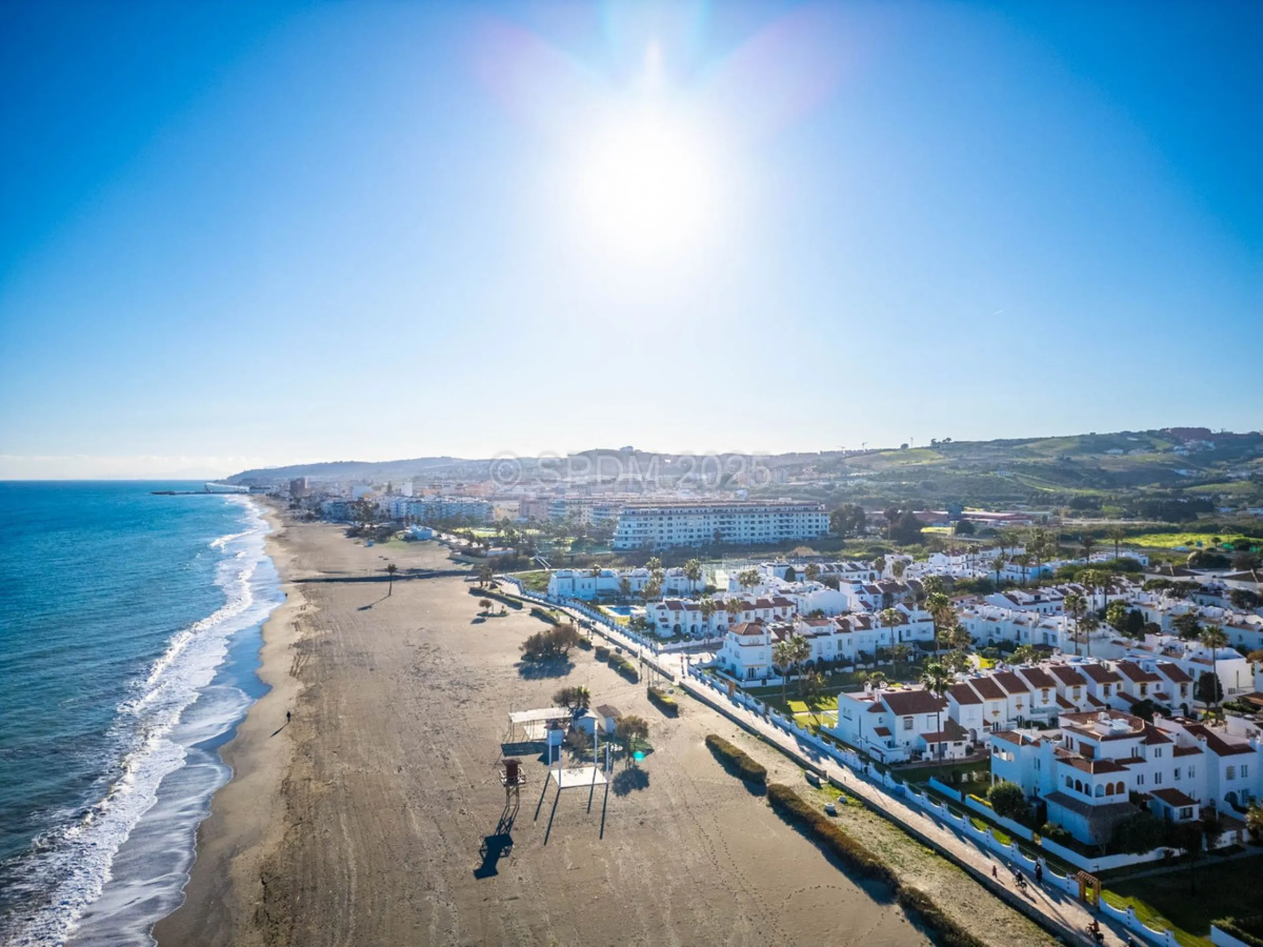 Discover this charming 3-bedroom townhouse located in Marina de Casares, one of the most pleasant and peaceful residential areas of Casares Playa. With a built area of 127 m² and an additional 91 m² of terraces, this home offers space, functionality, and 