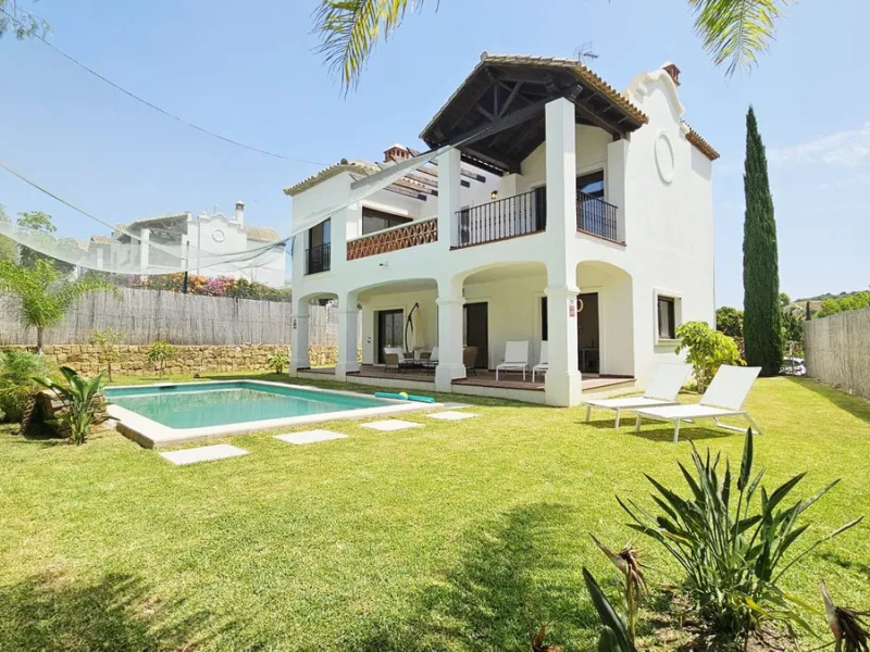 House - Detached Villa в продаже в Estepona, Málaga. В доме 3 спален и 4 ванных комнат. Площадь дома 210 м². Площадь участка 482 м²