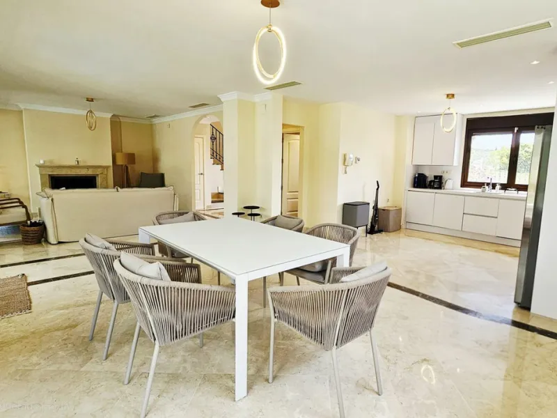 Exclusive villa in Azata Golf, Estepona – Spacious, bright and with private pool!!
