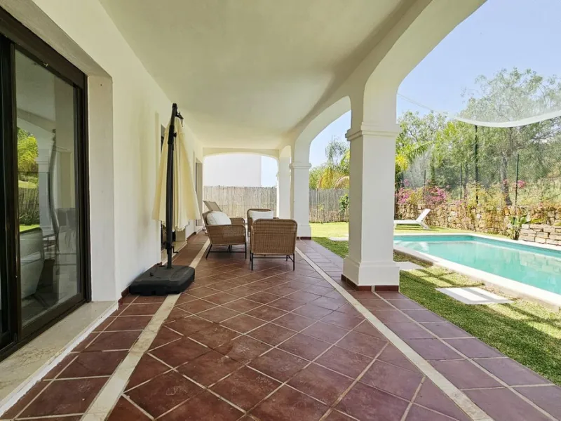 Exclusive villa in Azata Golf, Estepona – Spacious, bright and with private pool!!