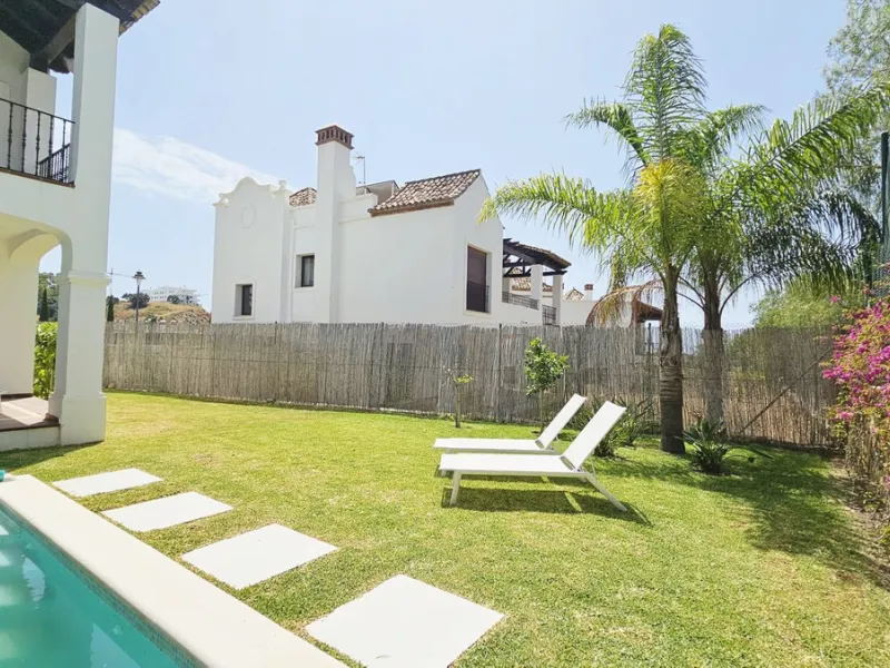 Exclusive villa in Azata Golf, Estepona – Spacious, bright and with private pool!!