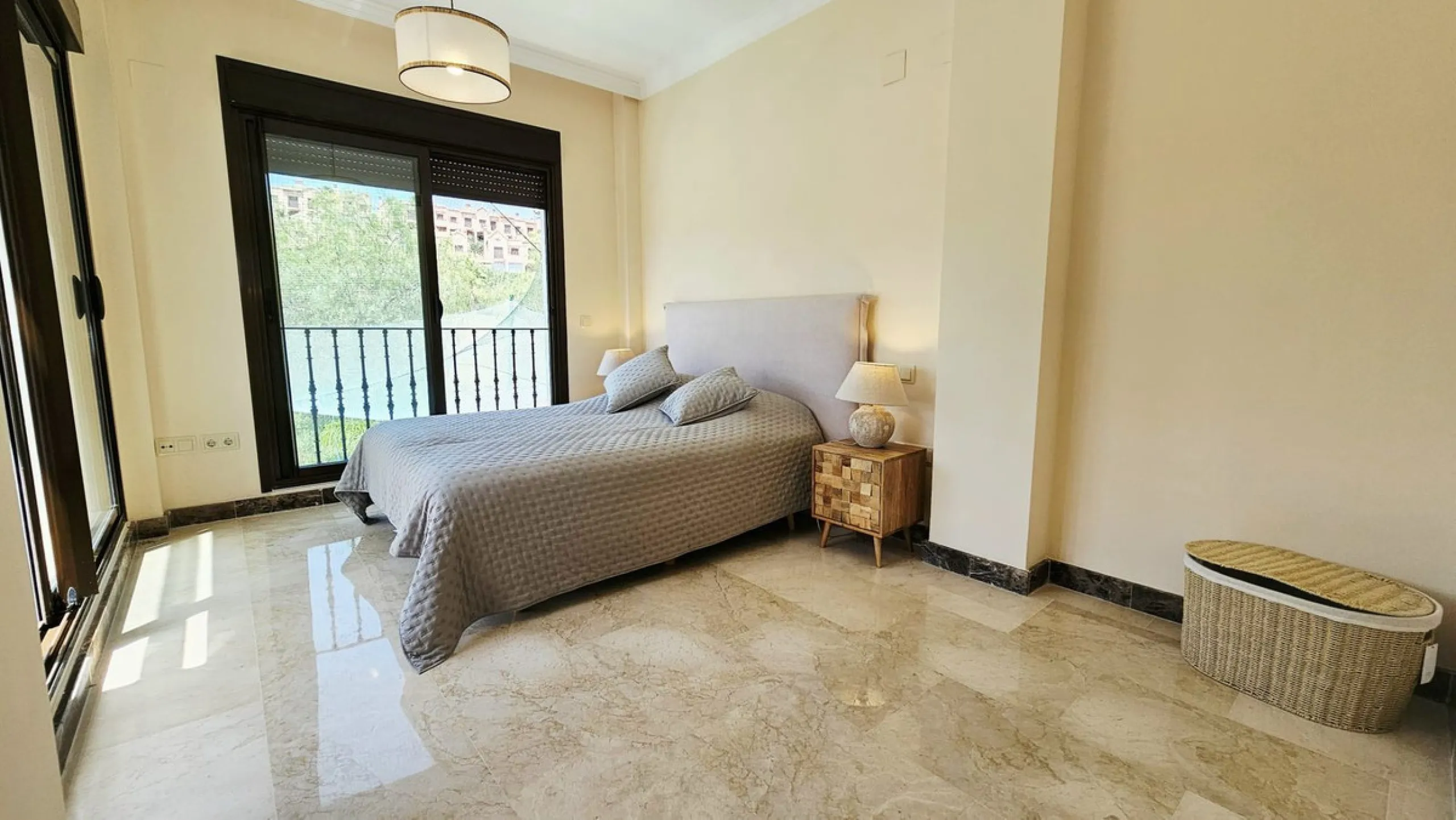 Exclusive villa in Azata Golf, Estepona – Spacious, bright and with private pool!!