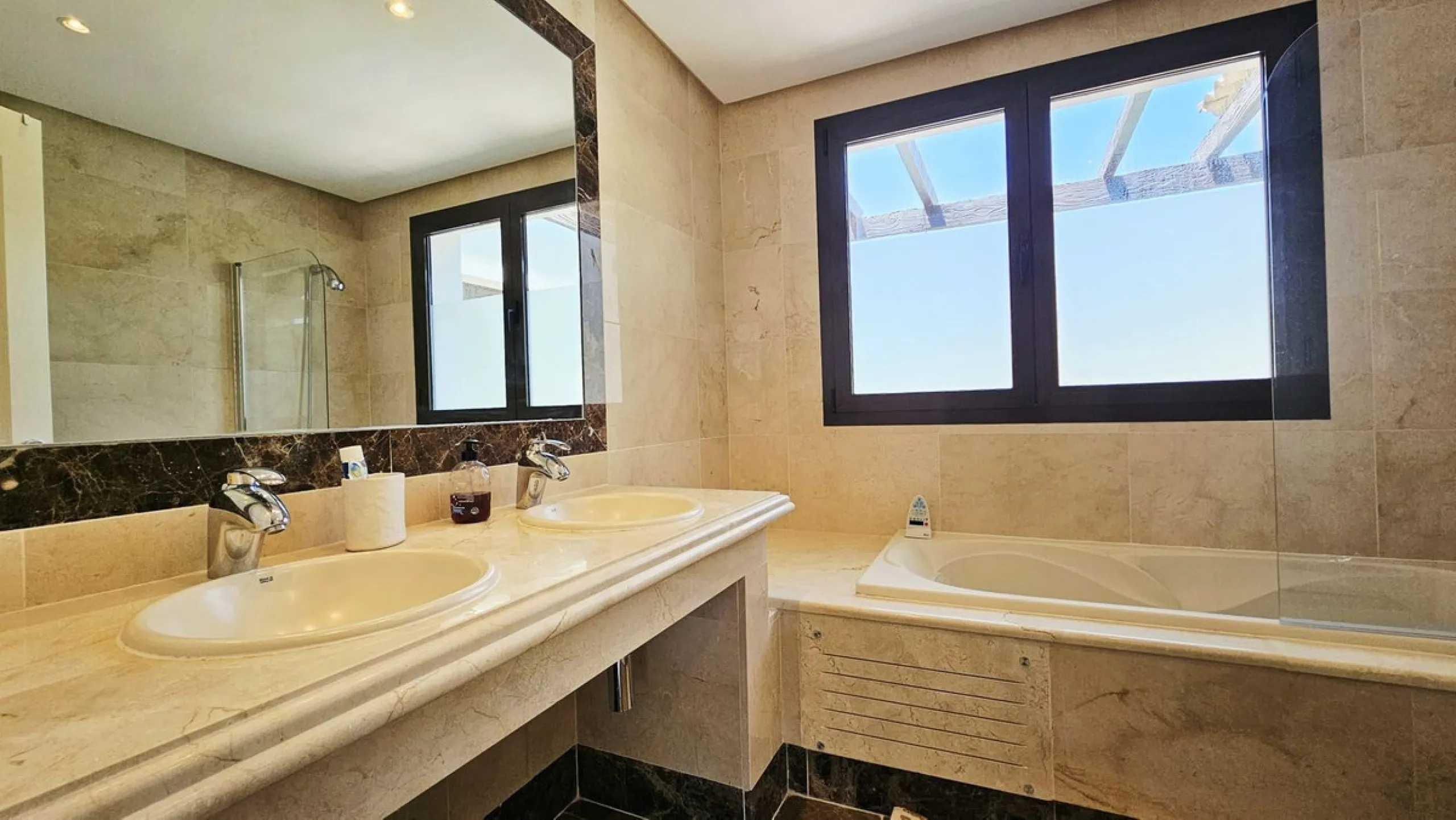 Exclusive villa in Azata Golf, Estepona – Spacious, bright and with private pool!!