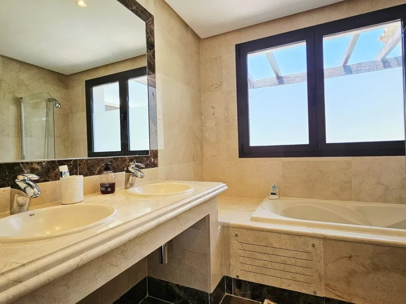 Exclusive villa in Azata Golf, Estepona – Spacious, bright and with private pool!!
