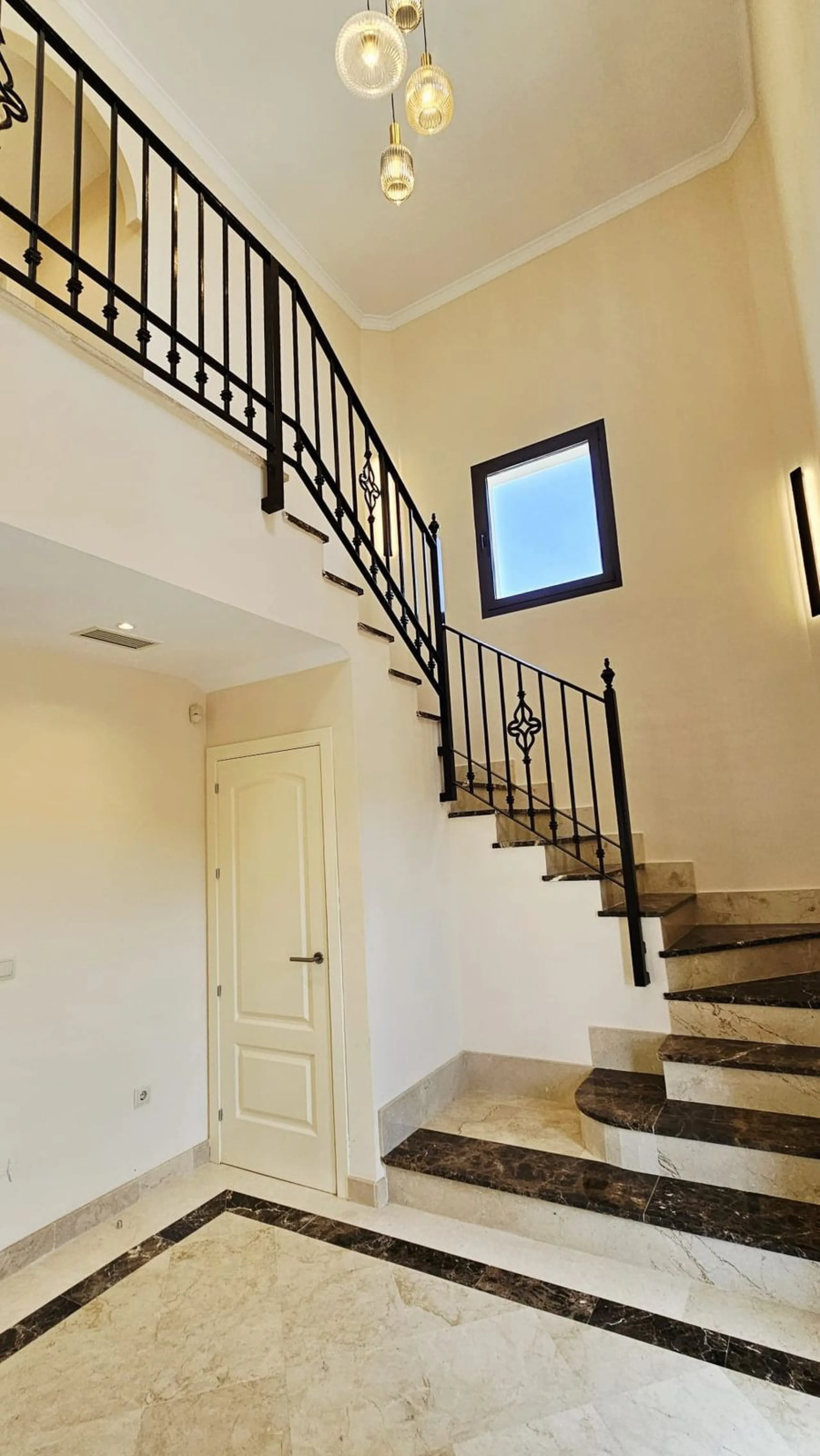 Exclusive villa in Azata Golf, Estepona – Spacious, bright and with private pool!!