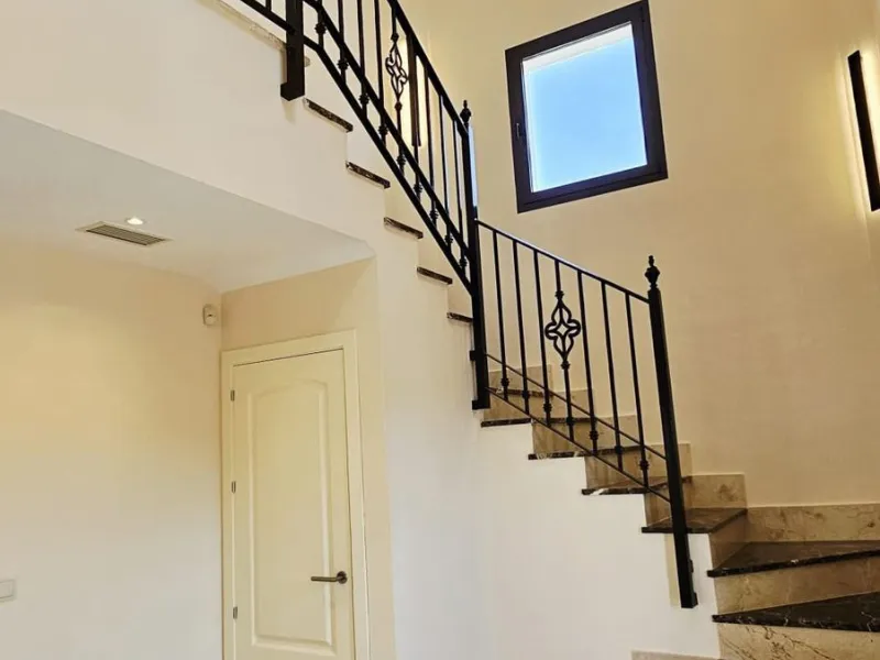 Exclusive villa in Azata Golf, Estepona – Spacious, bright and with private pool!!